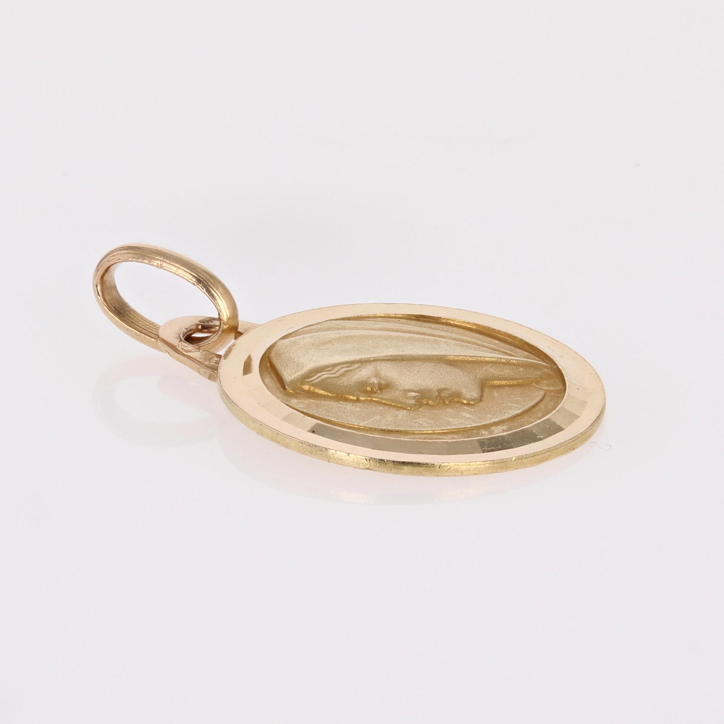 Belle Époque Médaille ancienne en or jaune 18 carats avec halo de la Vierge Marie en vente