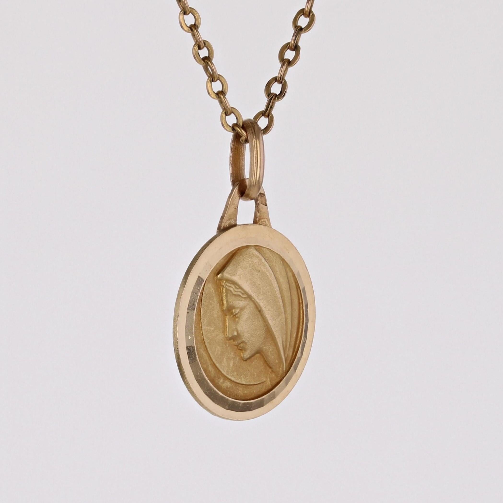 Antique 18 Karat Yellow Gold Virgin Mary Haloed Medal In Good Condition For Sale In Poitiers, FR