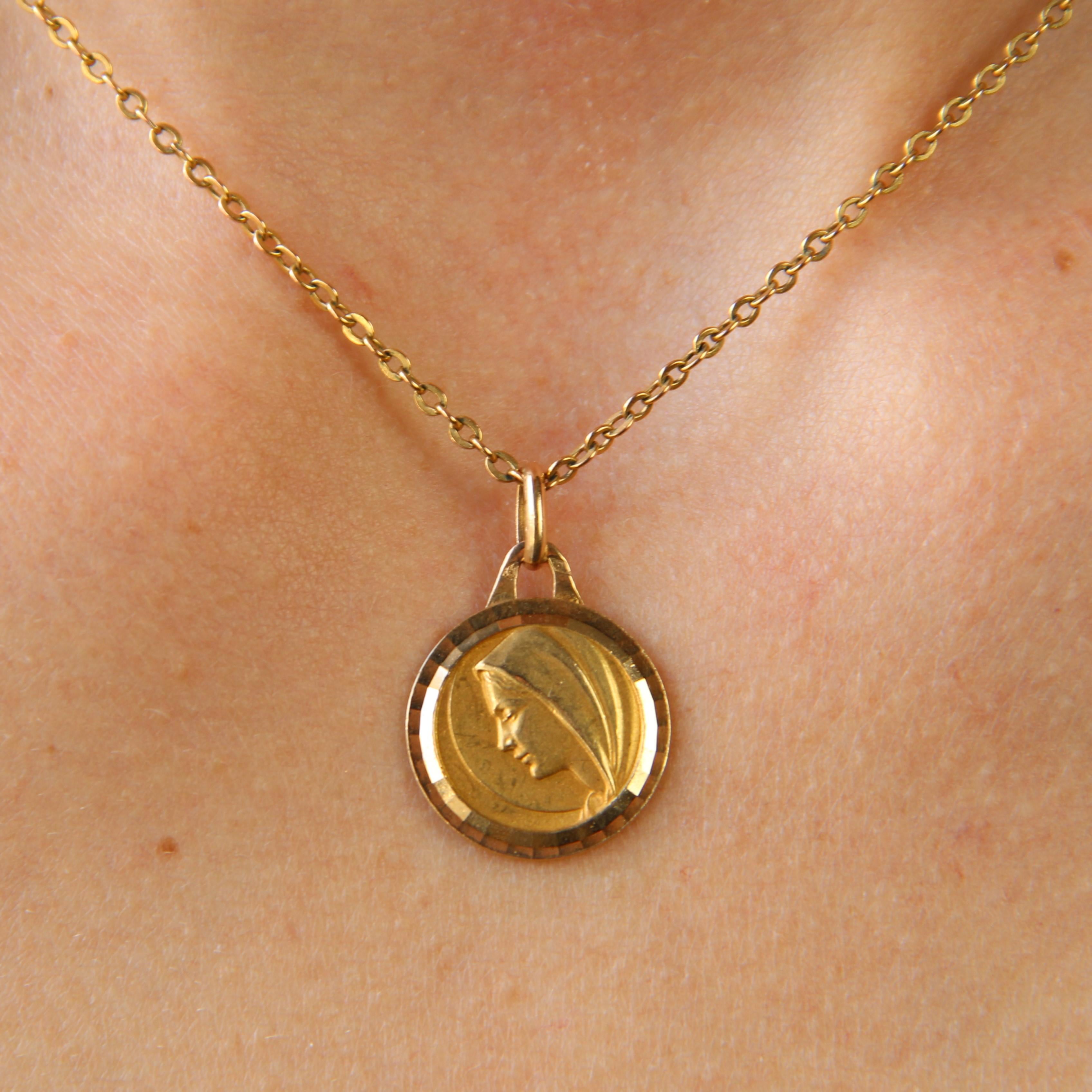 Médaille ancienne en or jaune 18 carats avec halo de la Vierge Marie en vente 1