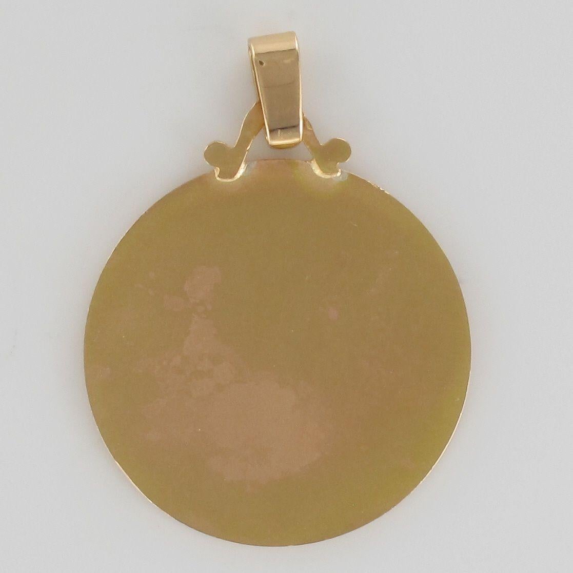 Medal in 18 karat yellow gold, eagle head hallmark.
Religious pendant representing the profile of the Virgin Mary on yellow gold matte bordered with rose gold.
Signed by the engraver Contaux.
Total length : 3,2 cm, width at the widest : 2,5 cm,