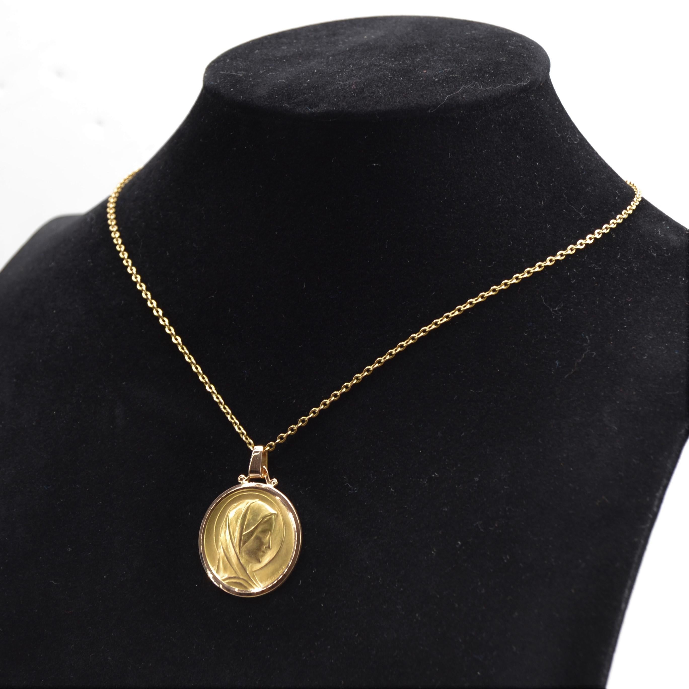 Antique 18 Karat Yellow Rose Gold Haloed Virgin Mary Medal In Good Condition In Poitiers, FR