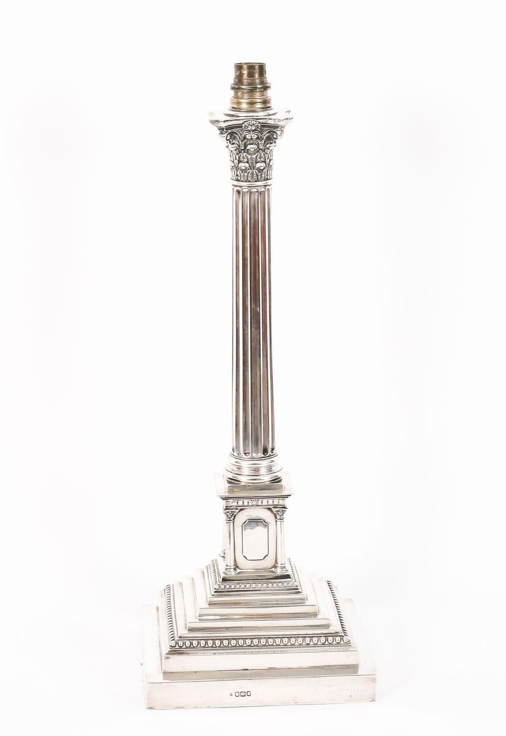 Il s'agit d'une impressionnante lampe de table à colonne corinthienne en argent sterling de George V, portant les poinçons de Sheffield 1910 et la marque du célèbre orfèvre Walter Latham & Son.

Il présente un chapiteau corinthien classique décoré