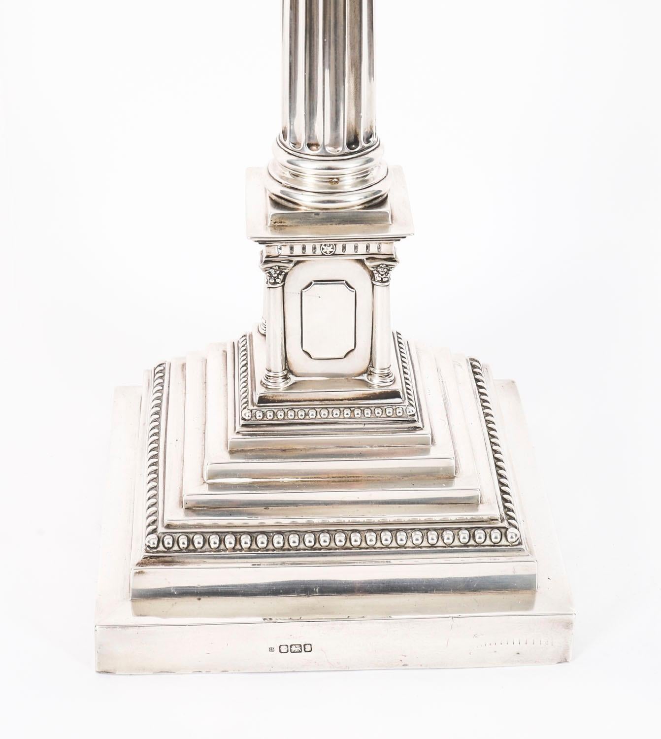 Argent Ancienne lampe de table à colonne corinthienne en argent Sterling 18
