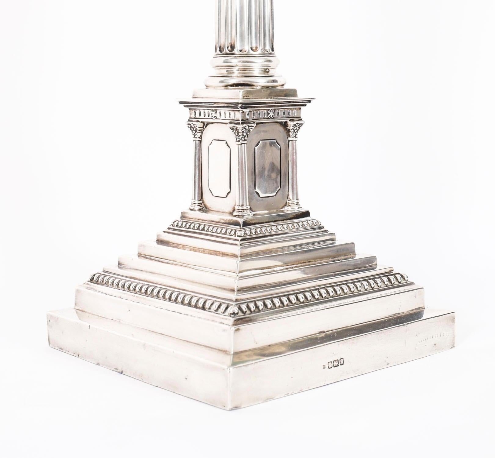 Ancienne lampe de table à colonne corinthienne en argent Sterling 18
