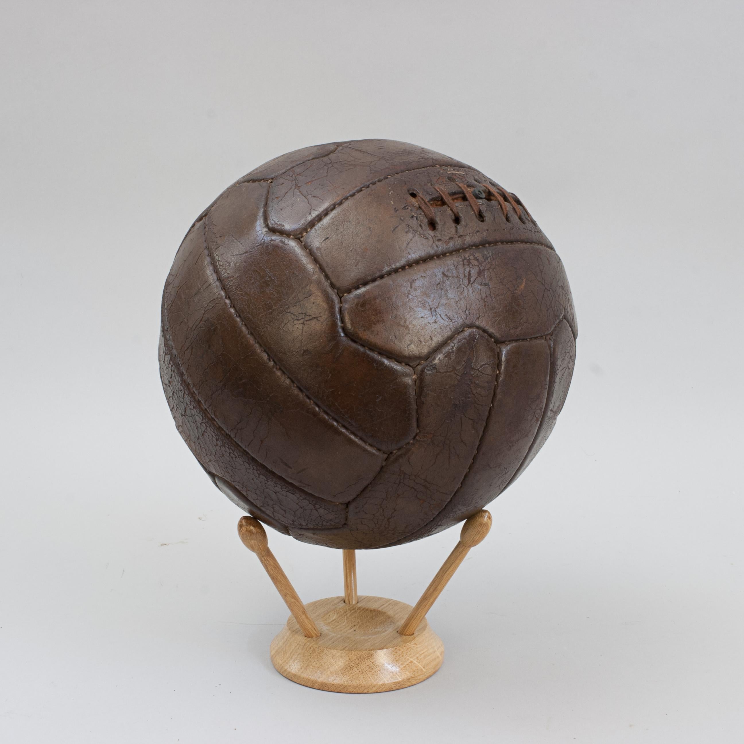 Antique 18 Zigzag Panel Leather Football In Good Condition For Sale In Oxfordshire, GB