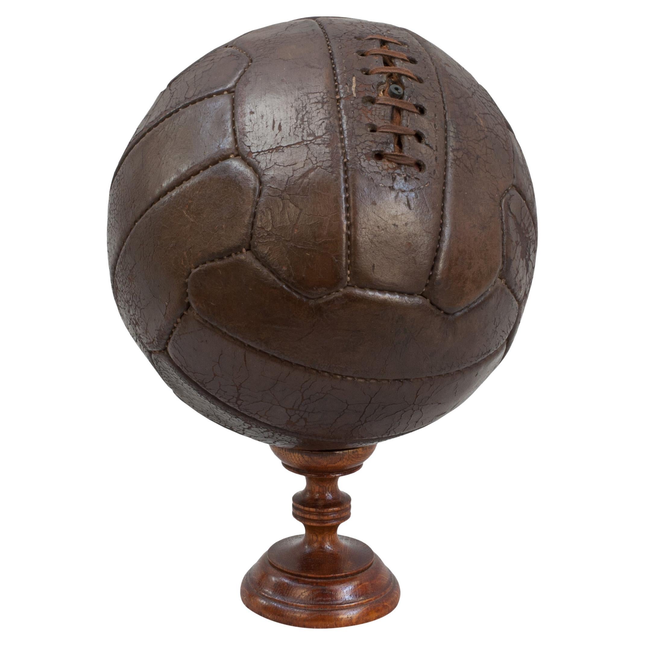 Antiker Fußball aus Leder mit Zickzack-Paneel aus 18