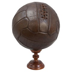 Antiker Fußball aus Leder mit Zickzack-Paneel aus 18