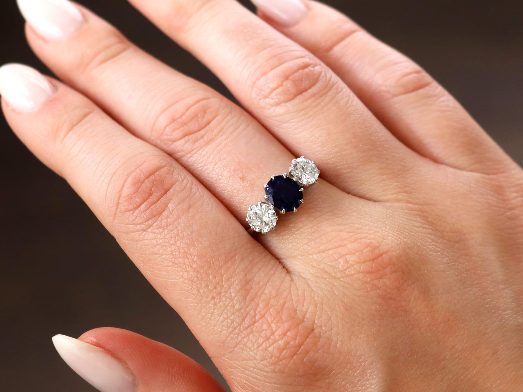 Taille ovale Bague trilogie ancienne en or blanc avec saphirs de 1,80 carat et diamants de 1,35 carat en vente