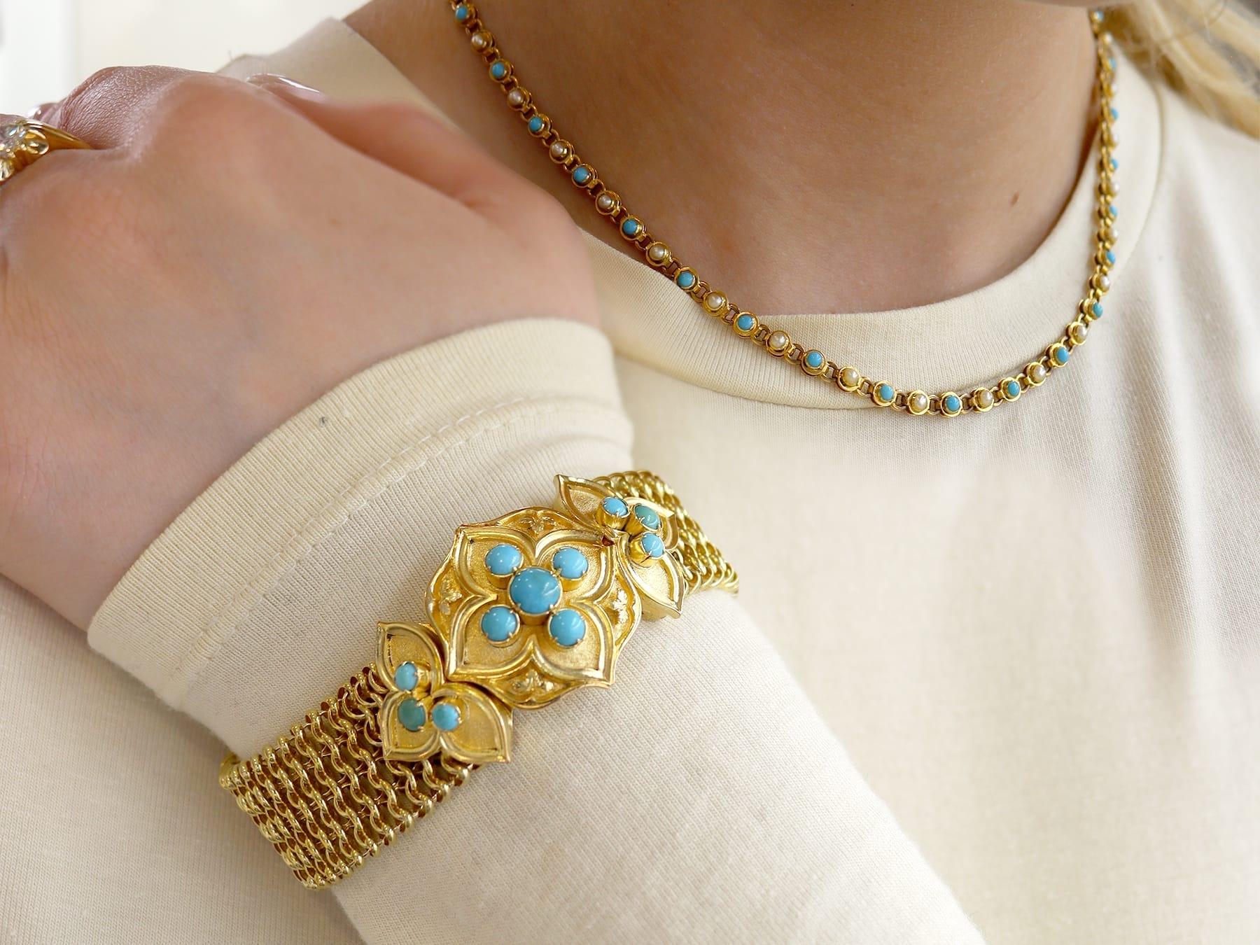 Taille cabochon Bracelet ancien en or jaune 21 carats et turquoise de 1,80 carat, c. 1850 en vente