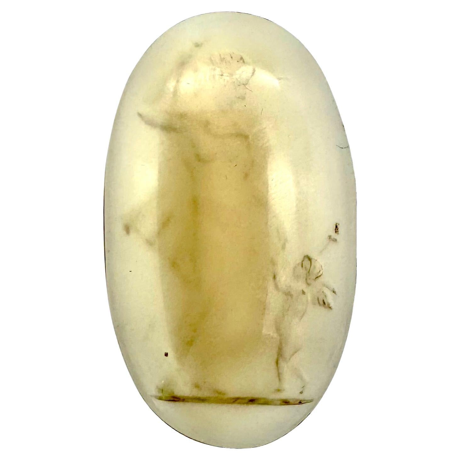 Cette grande intaille a été sculptée à la main vers la fin du dix-huitième siècle ou au tout début du dix-neuvième siècle. 1800 dans un grand cabochon de calcédoine plat.  La sculpture représente Vénus et Cupidon. Cupidon, tient sa torche de la main