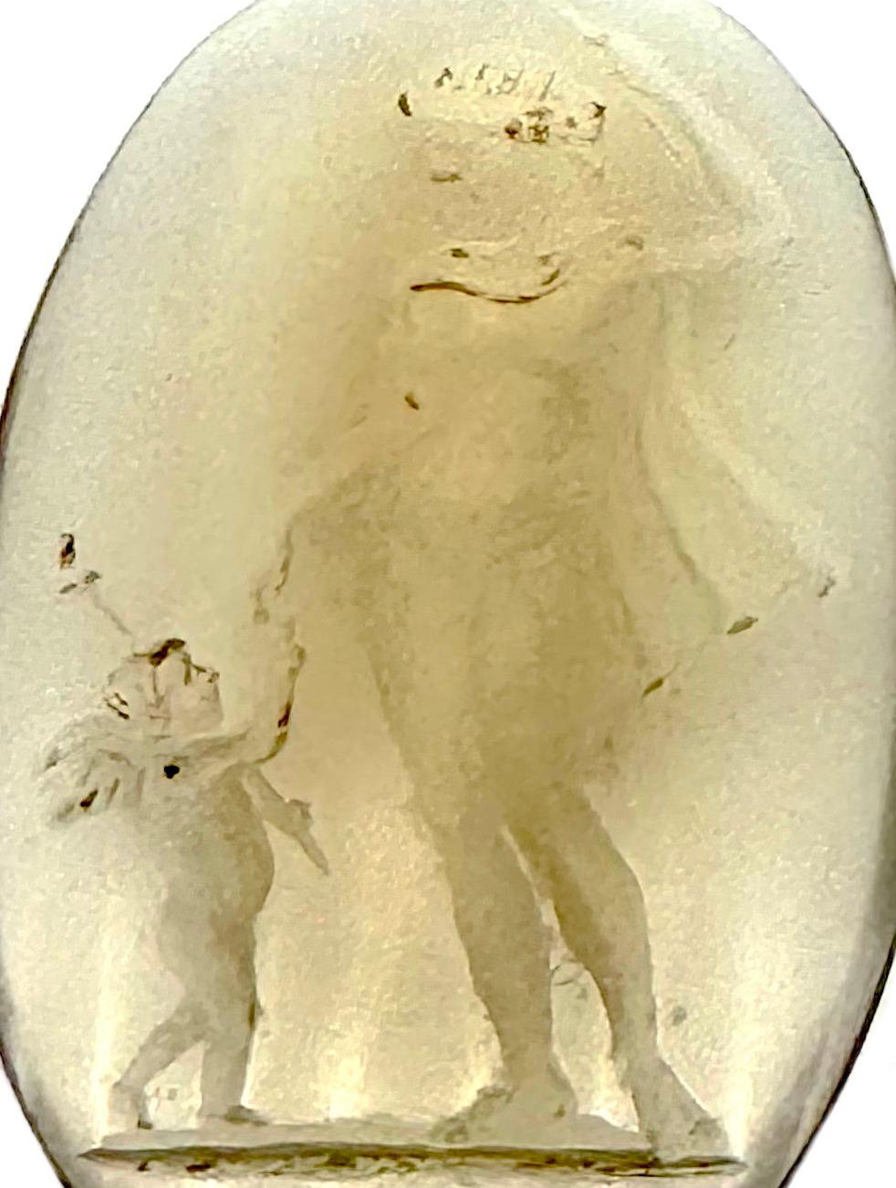 Taille ovale Token d'amour ancien de 1800 entaillé représentant Vénus et Cupidon en calcédoine en vente