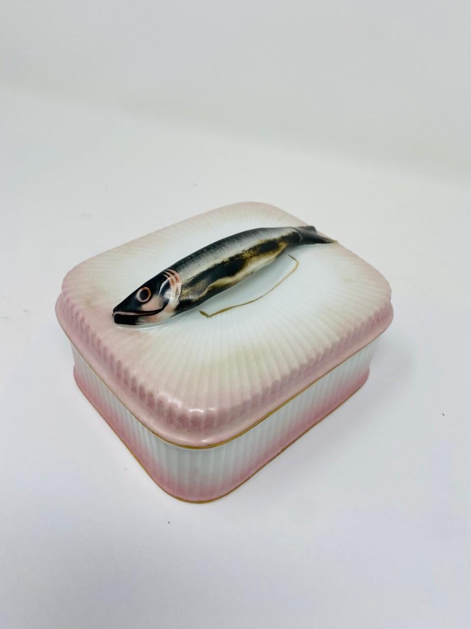 Autrichien Boîte à sardine à couvercle en porcelaine autrichienne peinte à la main des années 1800 en vente