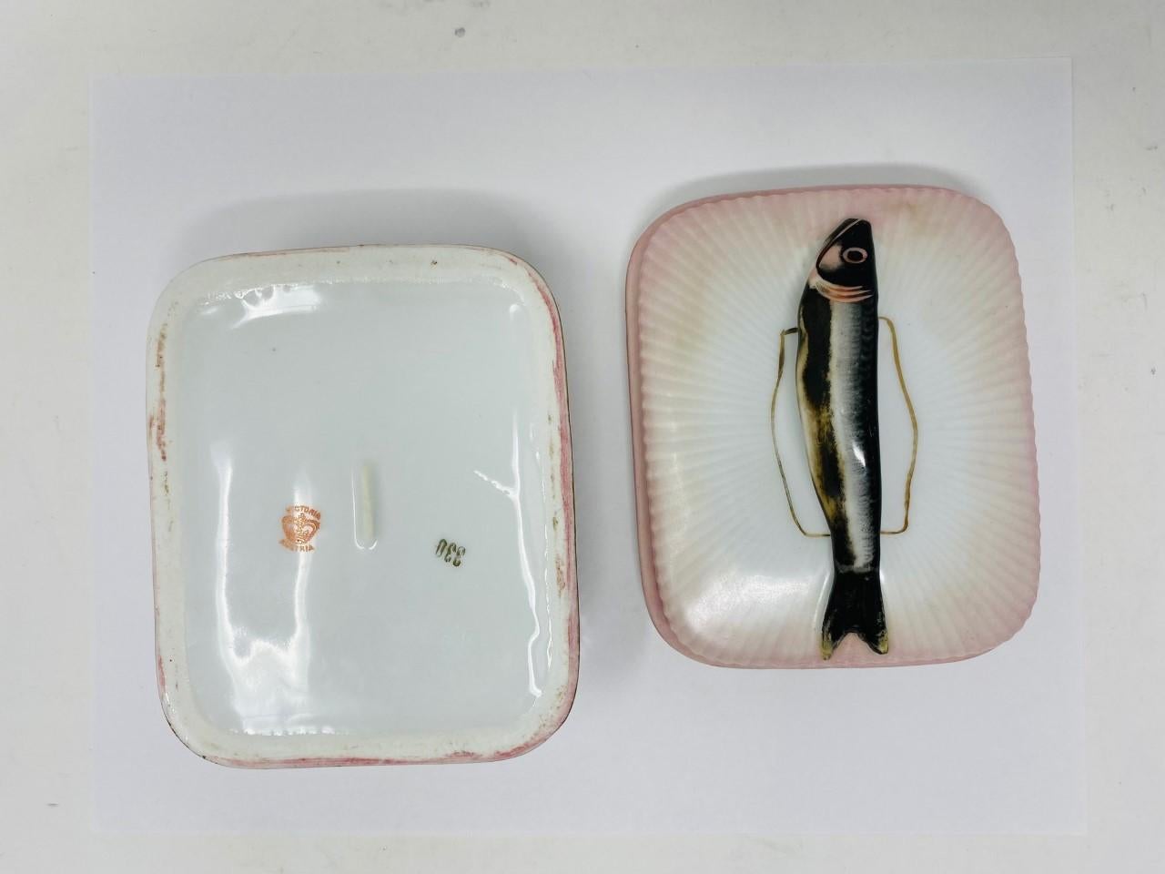 Boîte à sardine à couvercle en porcelaine autrichienne peinte à la main des années 1800 en vente 1