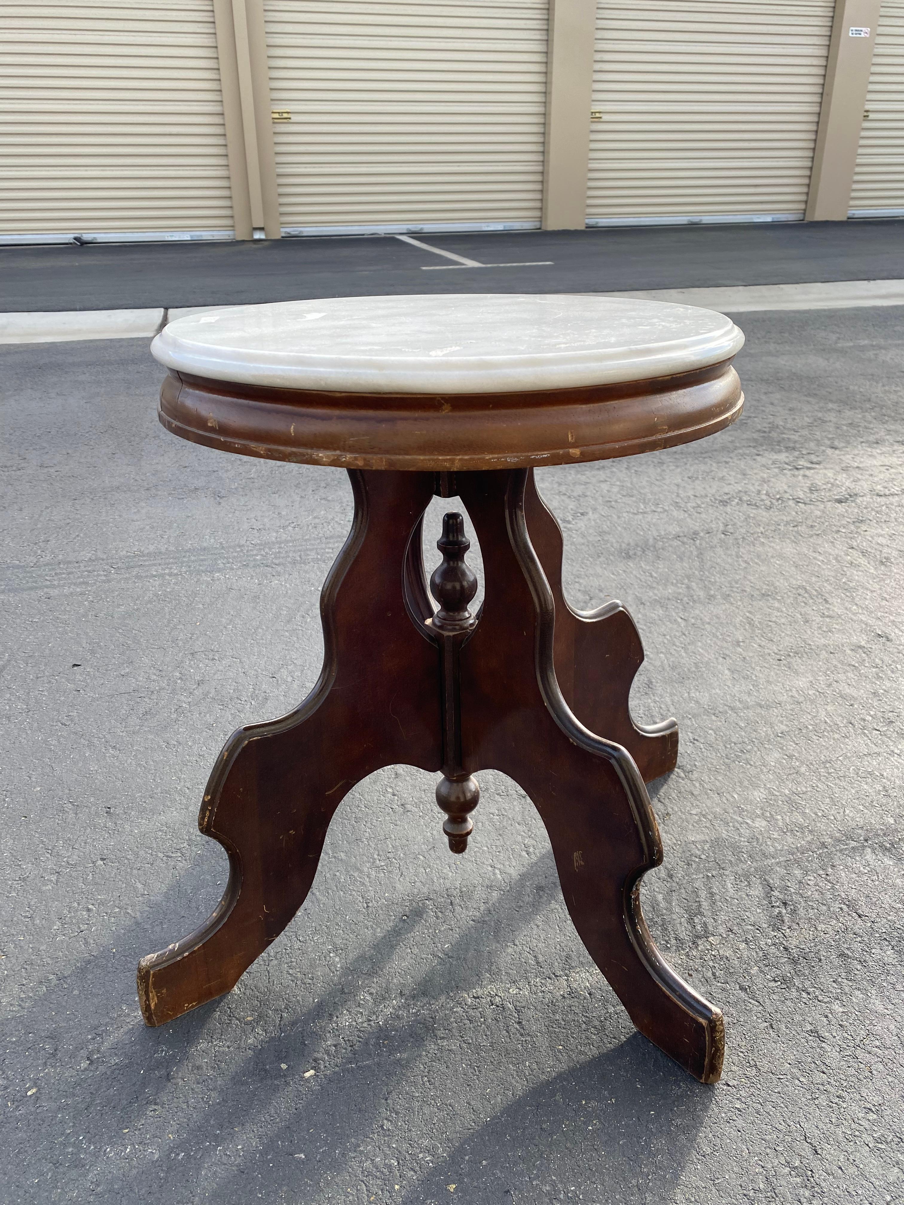 Ancienne table d'appoint de salon victorienne Eastlake des années 1800 en noyer avec plateau ovale et plateau en marbre État moyen - En vente à Spring Valley, CA