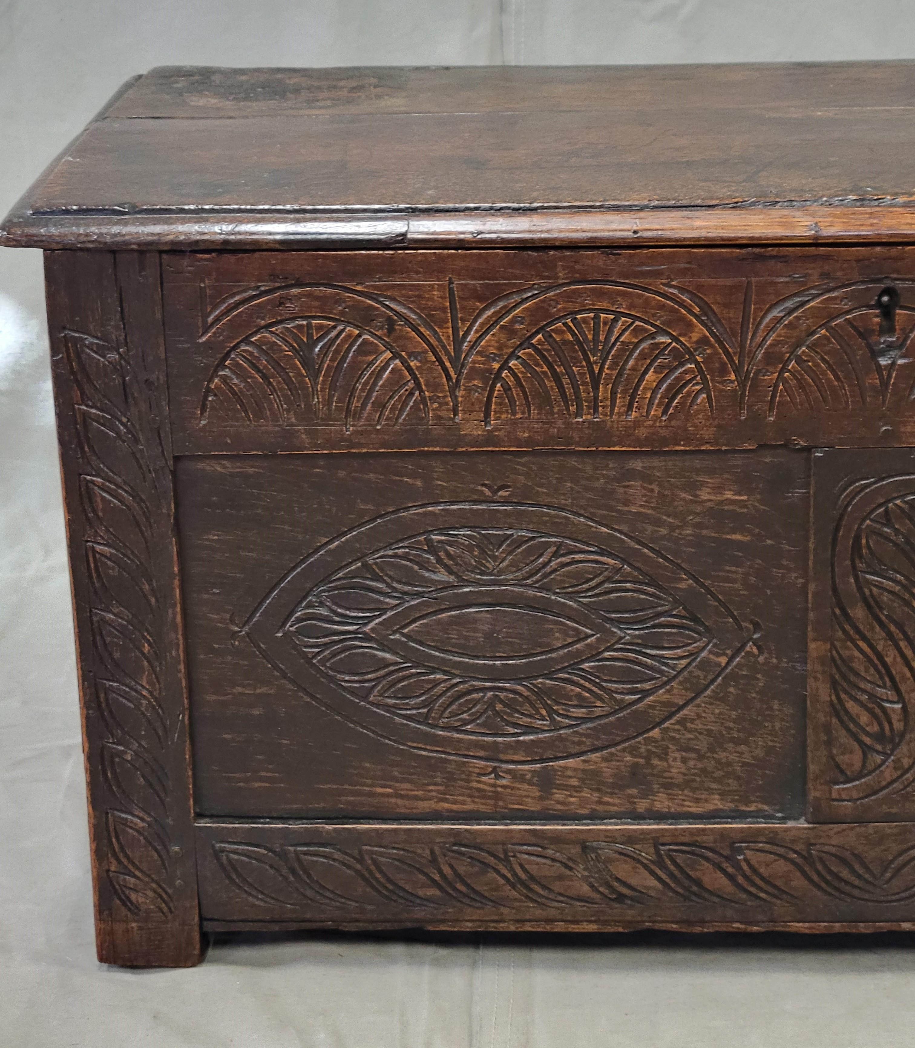 Antike 1800er Englisch geschnitzt Eiche Coffer Storage Trunk Box (Handgeschnitzt) im Angebot