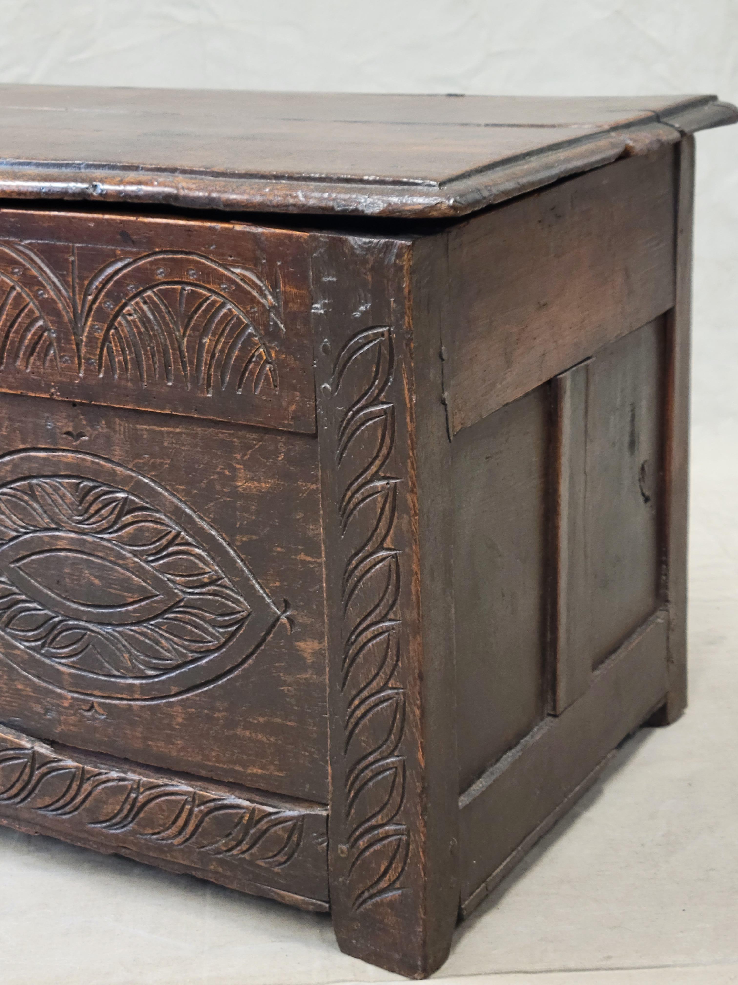Antike 1800er Englisch geschnitzt Eiche Coffer Storage Trunk Box im Zustand „Gut“ im Angebot in Centennial, CO