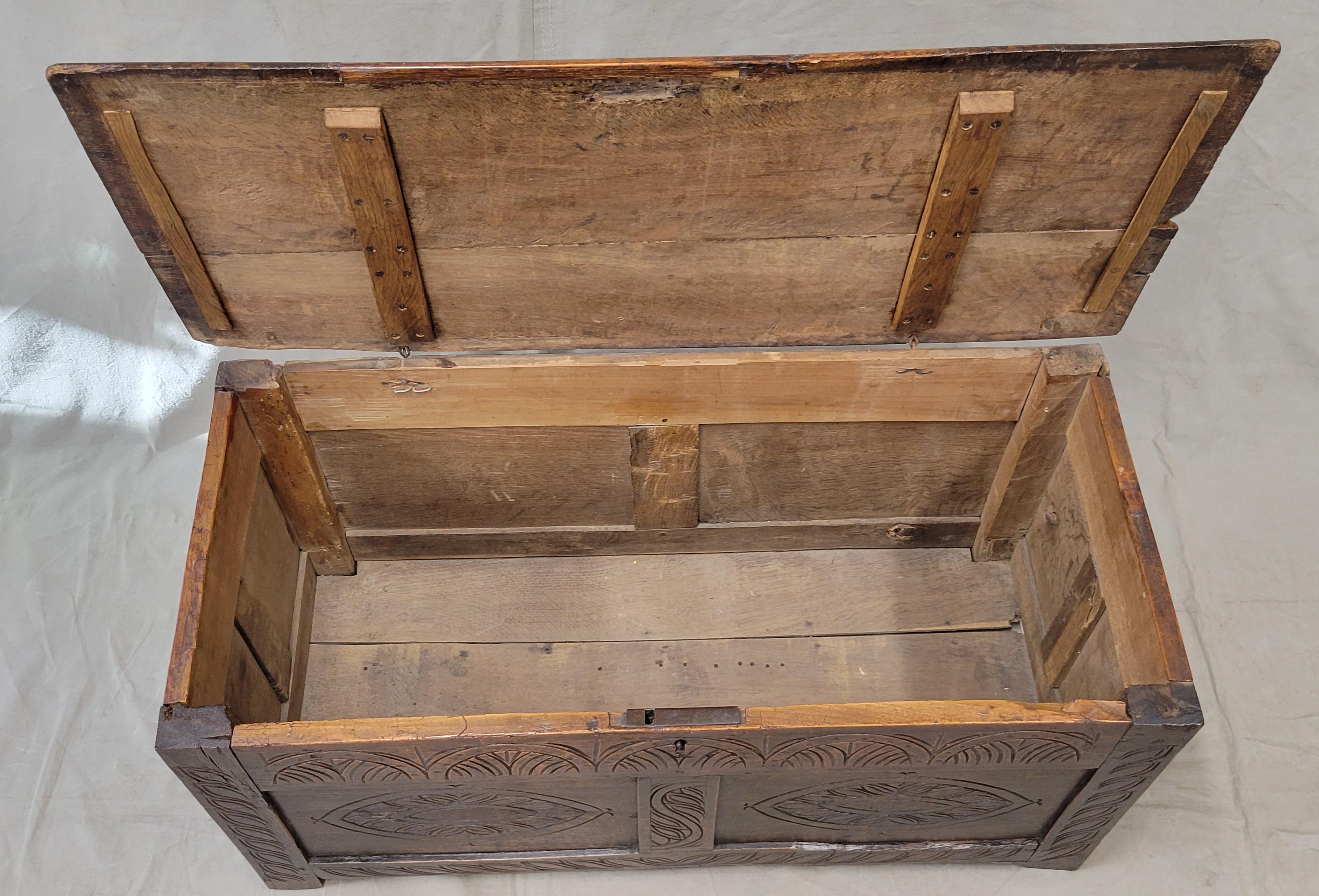 Antike 1800er Englisch geschnitzt Eiche Coffer Storage Trunk Box (19. Jahrhundert) im Angebot