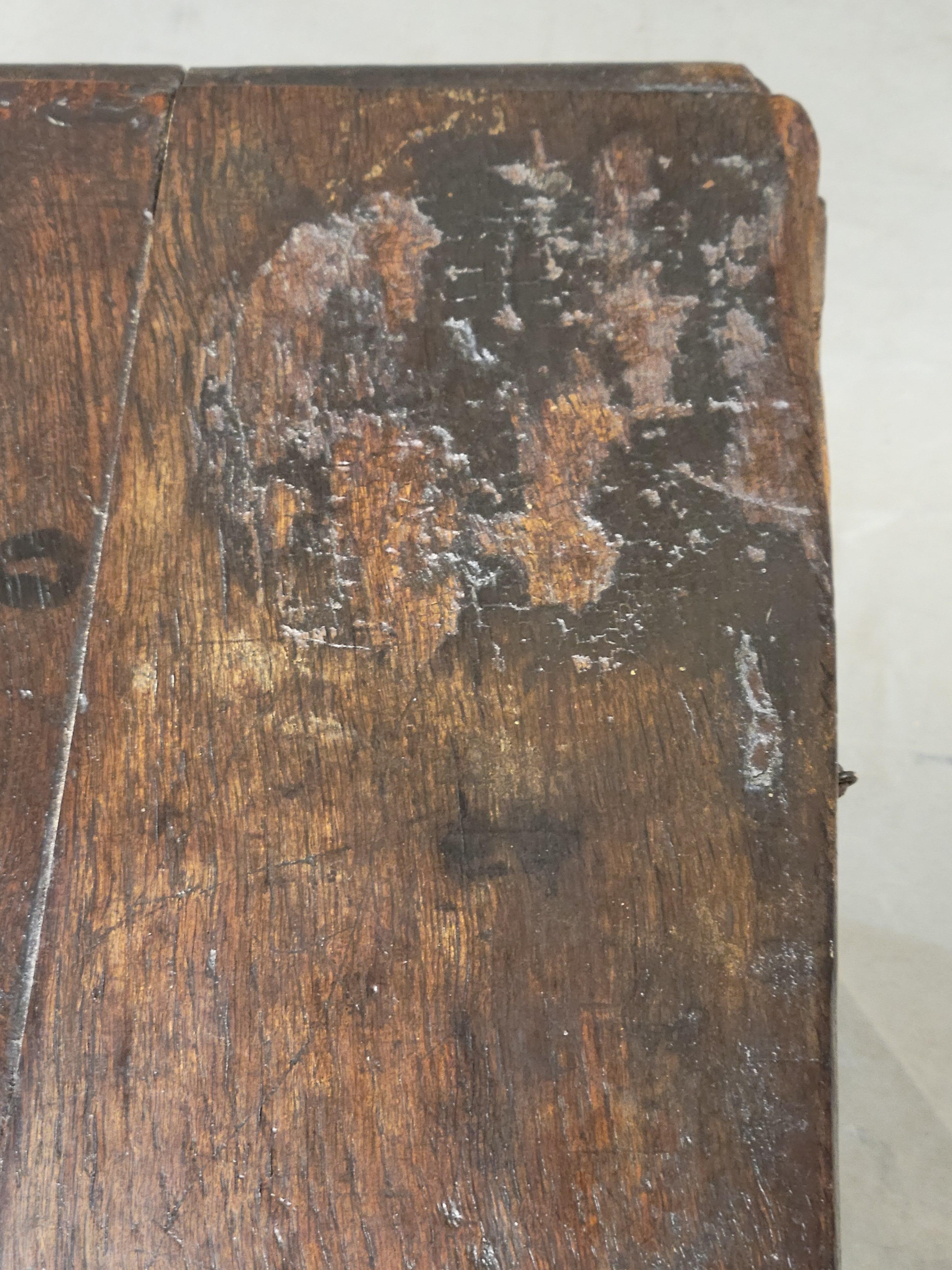 XIXe siècle Ancienne boîte de rangement en chêne sculpté des années 1800 de l'Angleterre en vente