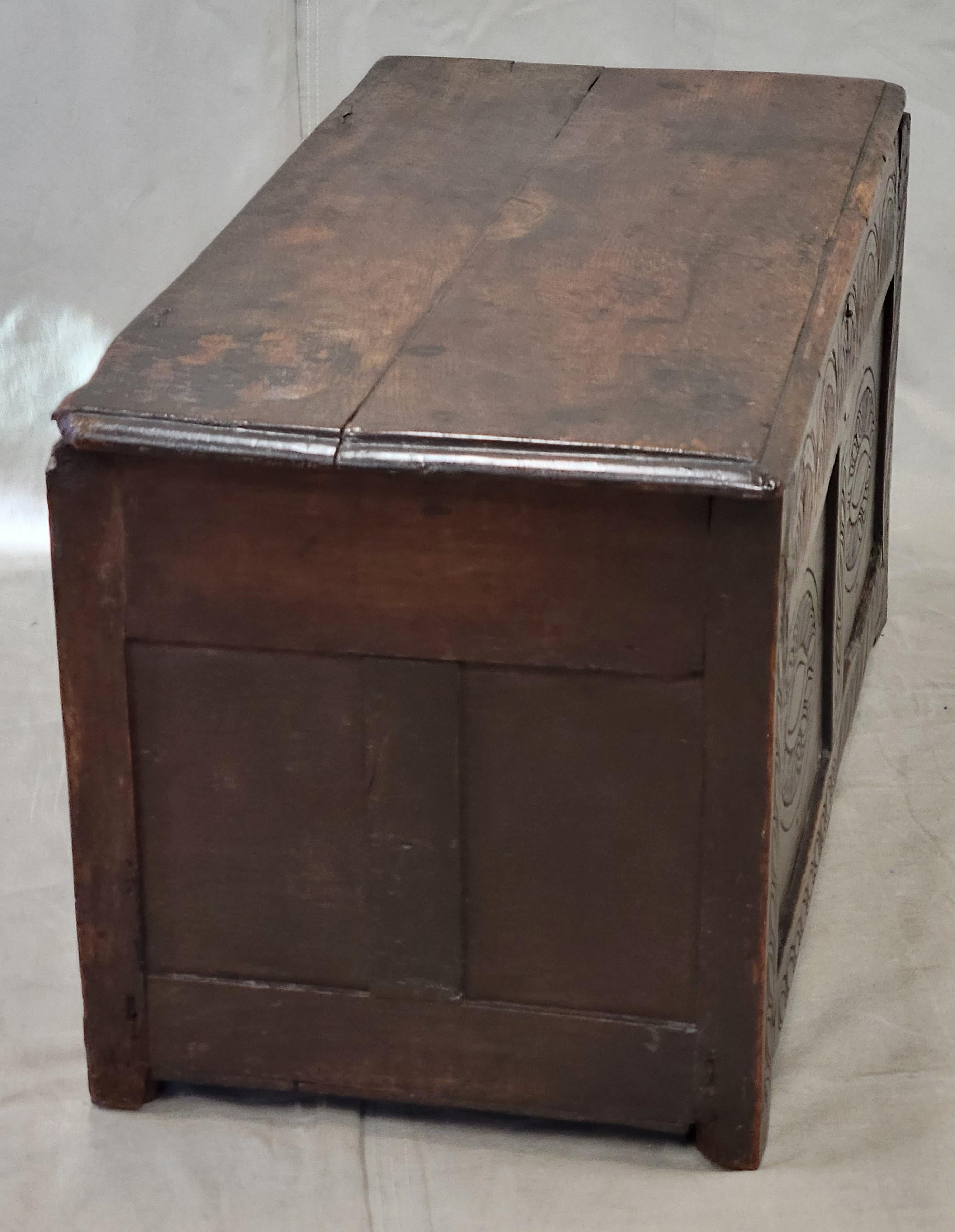 Ancienne boîte de rangement en chêne sculpté des années 1800 de l'Angleterre en vente 1