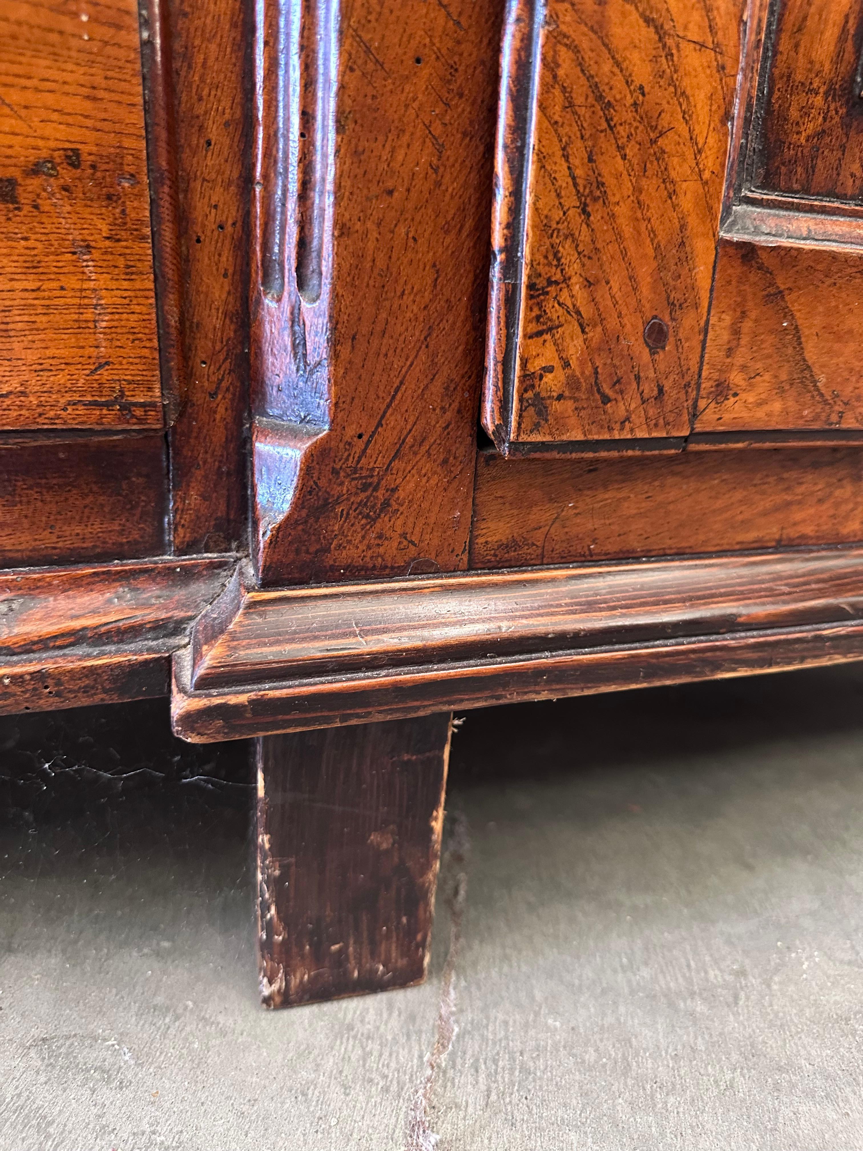 Antico comò inglese del 1800 in Oak con cassetti e ante in vendita 7
