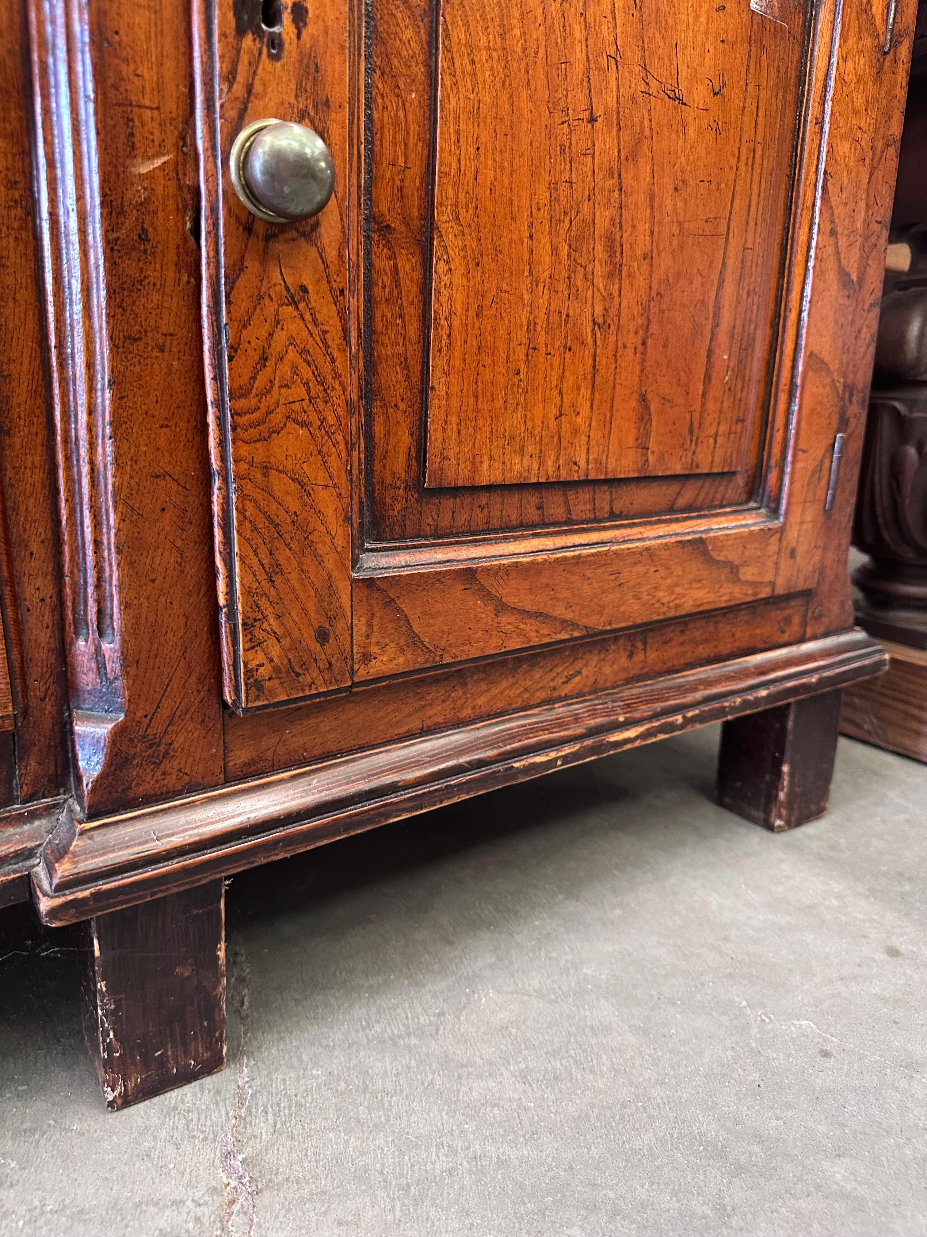 Antico comò inglese del 1800 in Oak con cassetti e ante in vendita 8