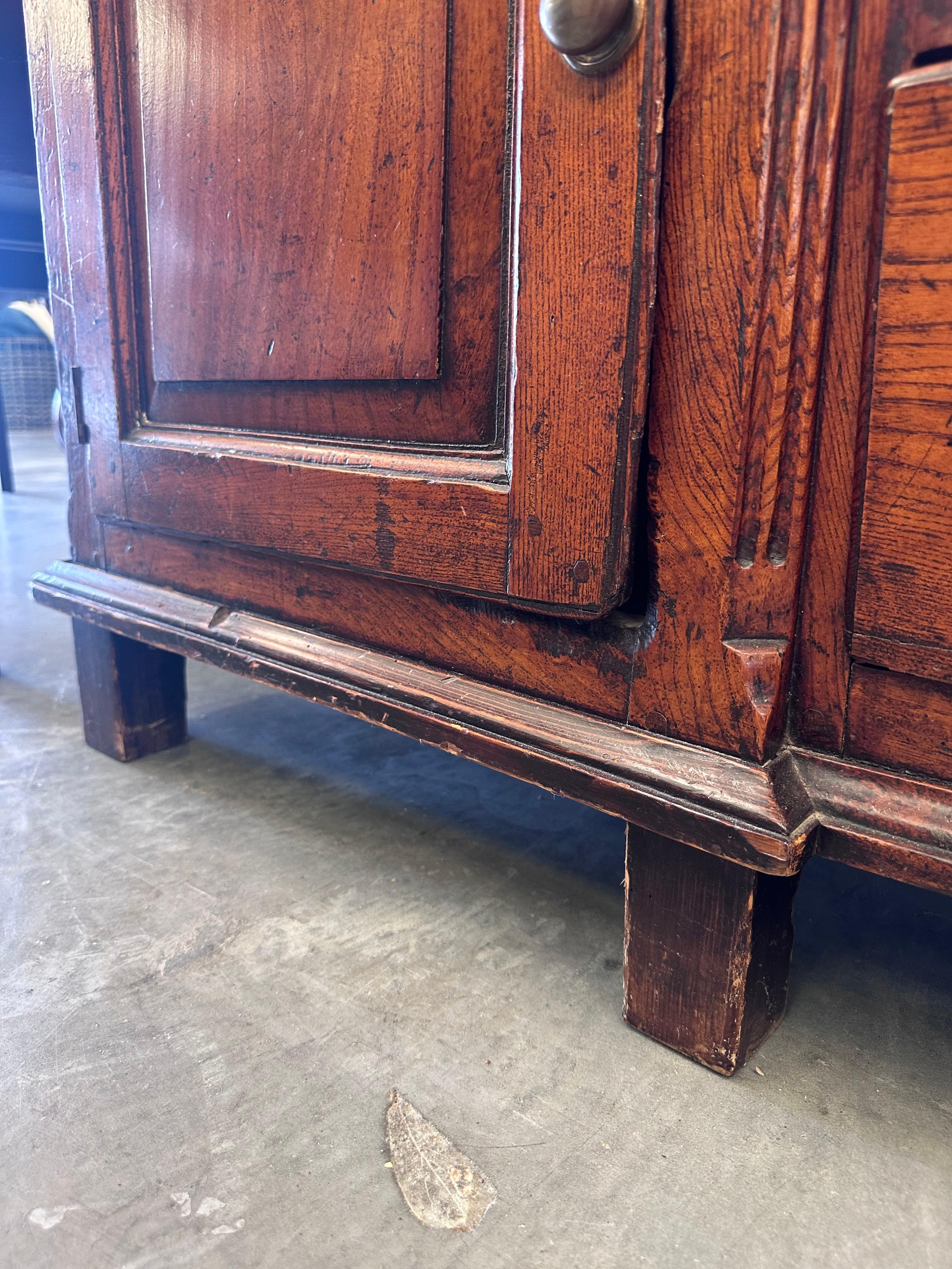 Antico comò inglese del 1800 in Oak con cassetti e ante in vendita 2
