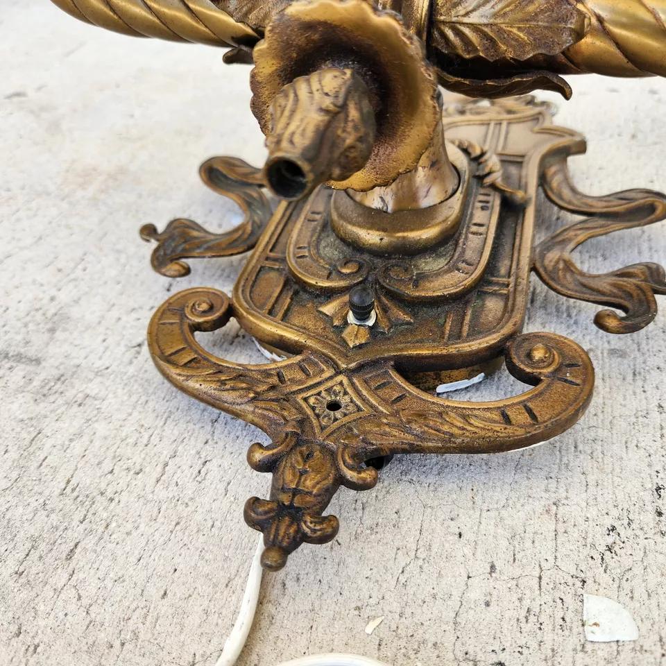 Lámpara francesa antigua del siglo XIX de latón macizo con pantalla en venta 6