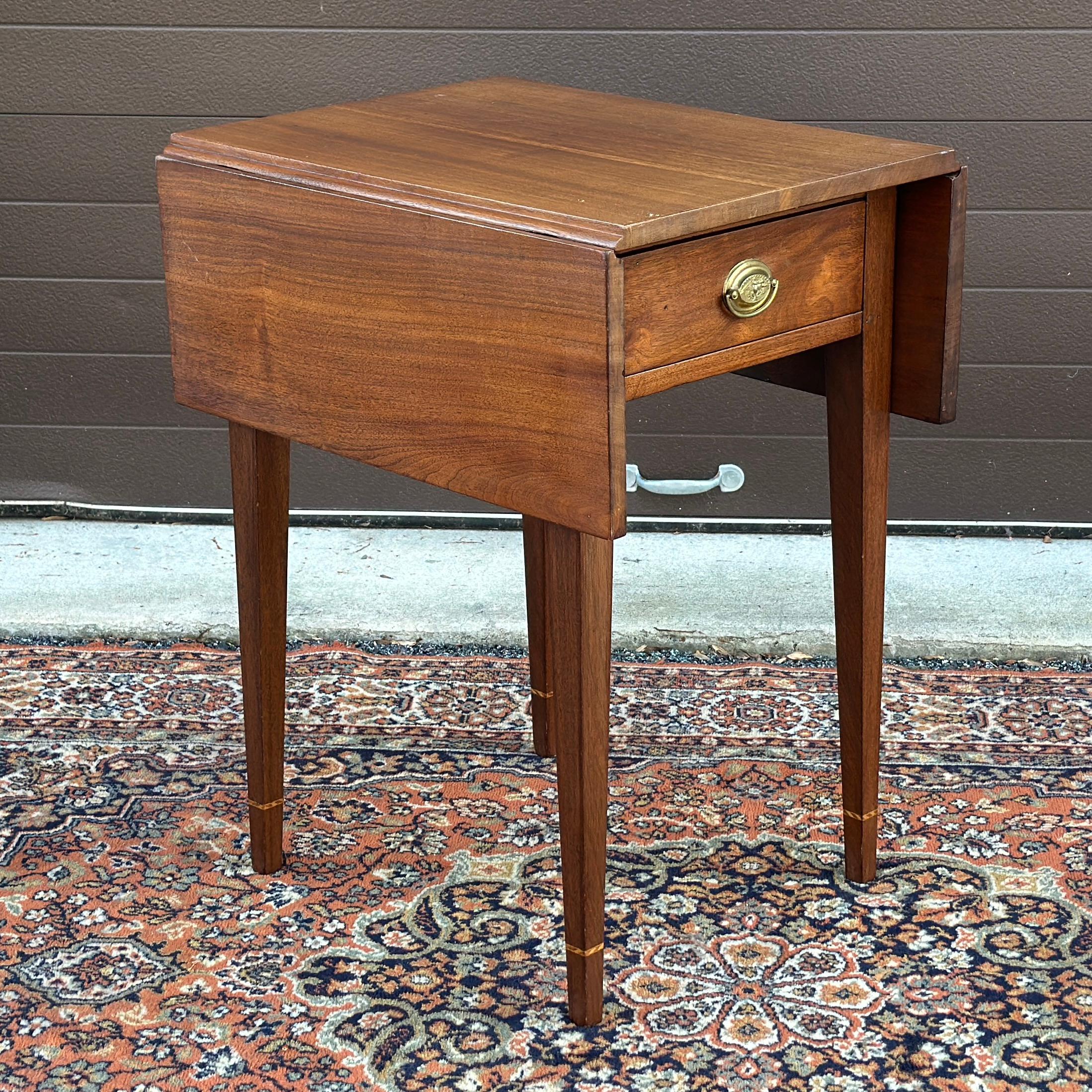 Ancienne table Pembroke en noyer massif avec tiroir et incrustation, style Hepplewhite, 1800 en vente 4