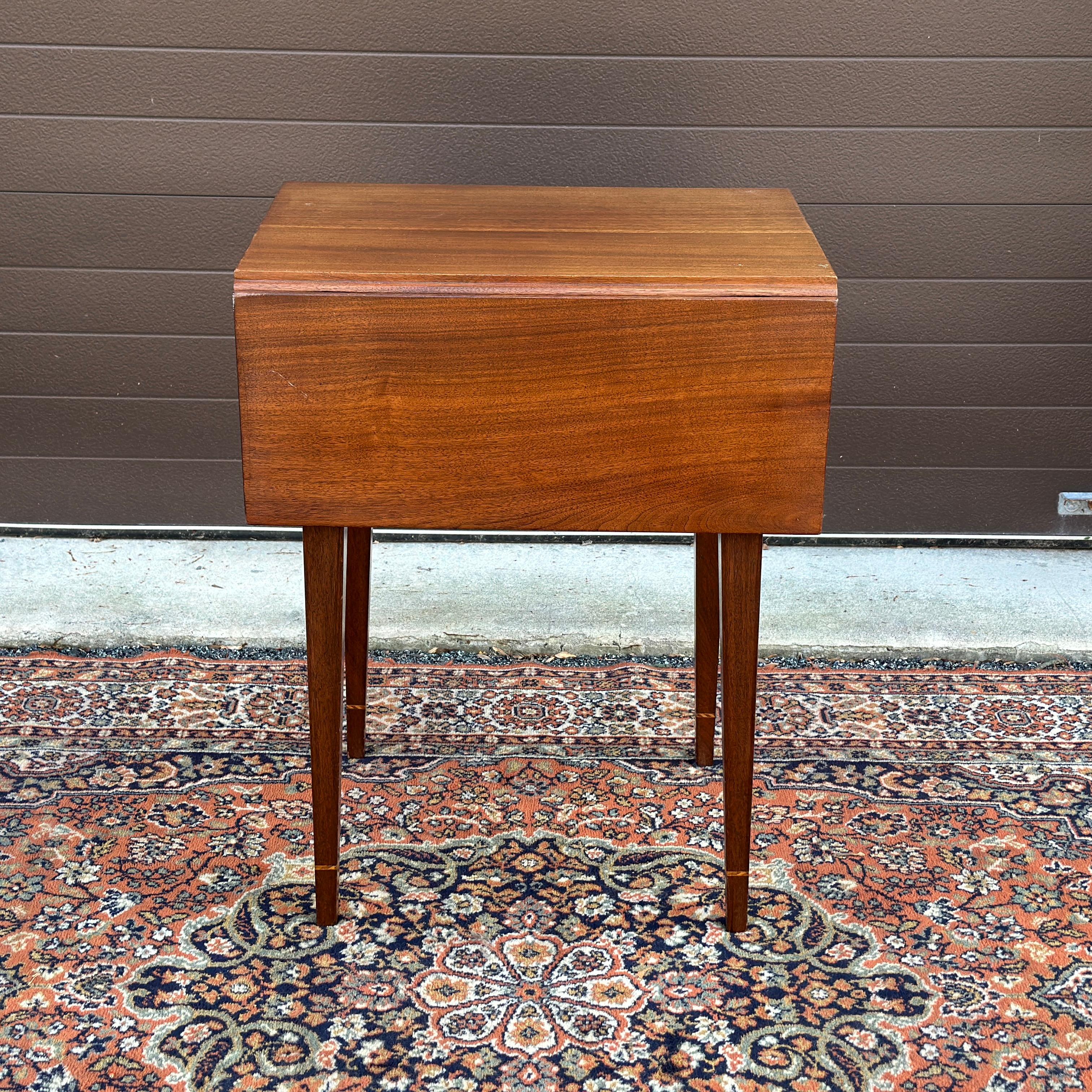 Ancienne table Pembroke en noyer massif avec tiroir et incrustation, style Hepplewhite, 1800 en vente 5