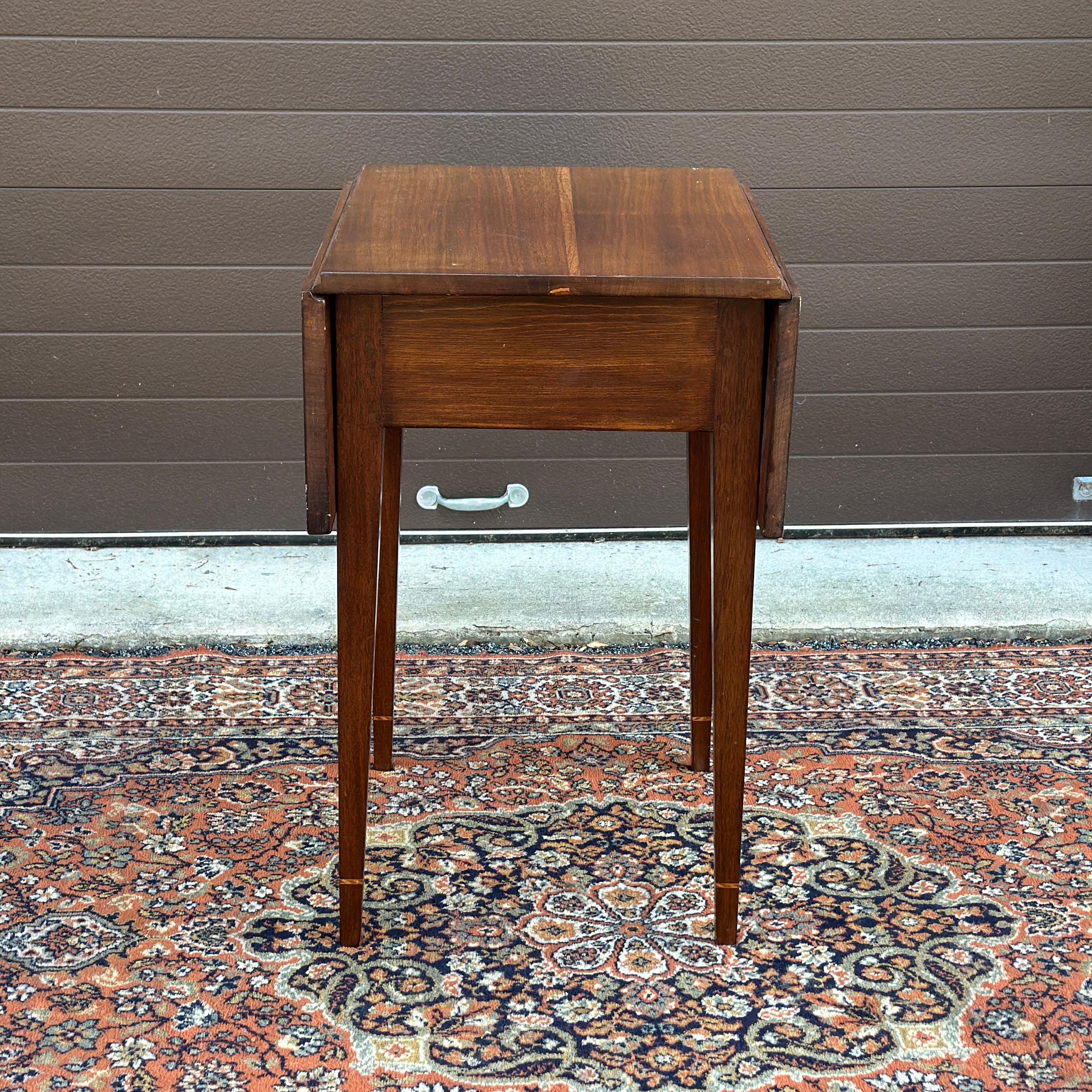 Ancienne table Pembroke en noyer massif avec tiroir et incrustation, style Hepplewhite, 1800 en vente 6