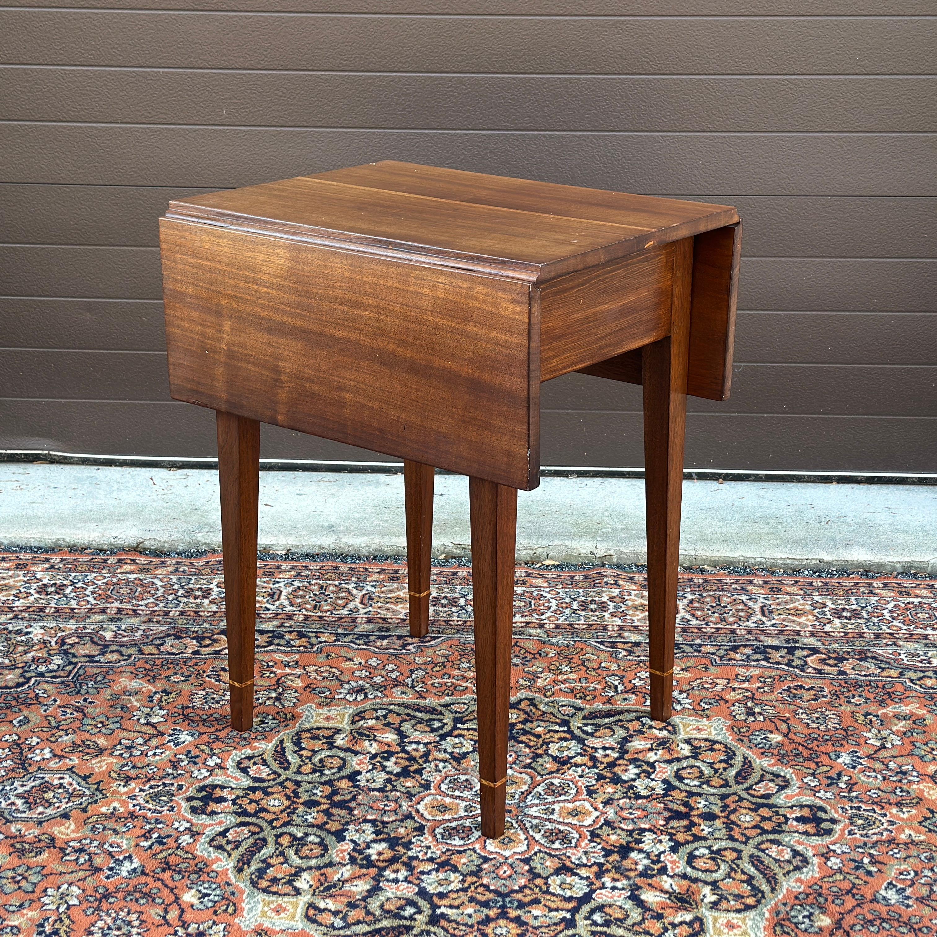 Ancienne table Pembroke en noyer massif avec tiroir et incrustation, style Hepplewhite, 1800 en vente 7