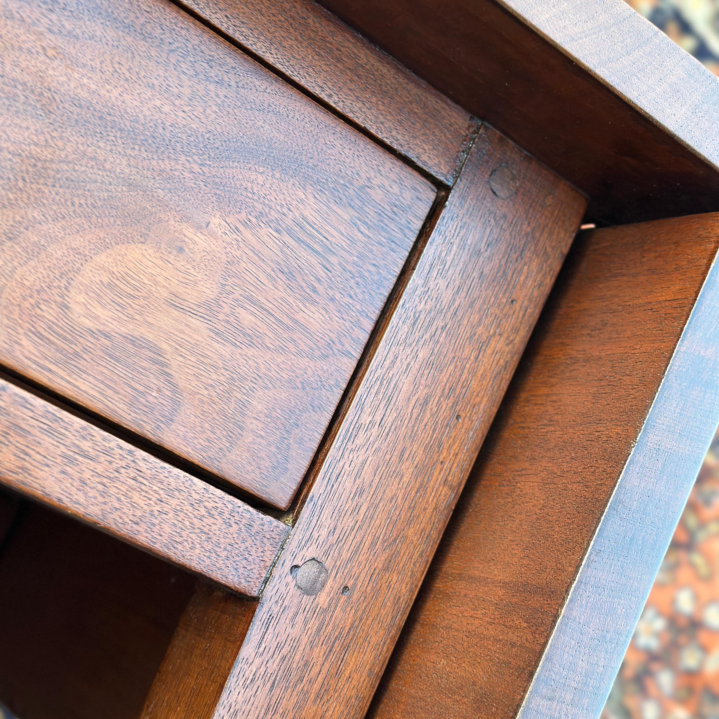 Ancienne table Pembroke en noyer massif avec tiroir et incrustation, style Hepplewhite, 1800 en vente 8