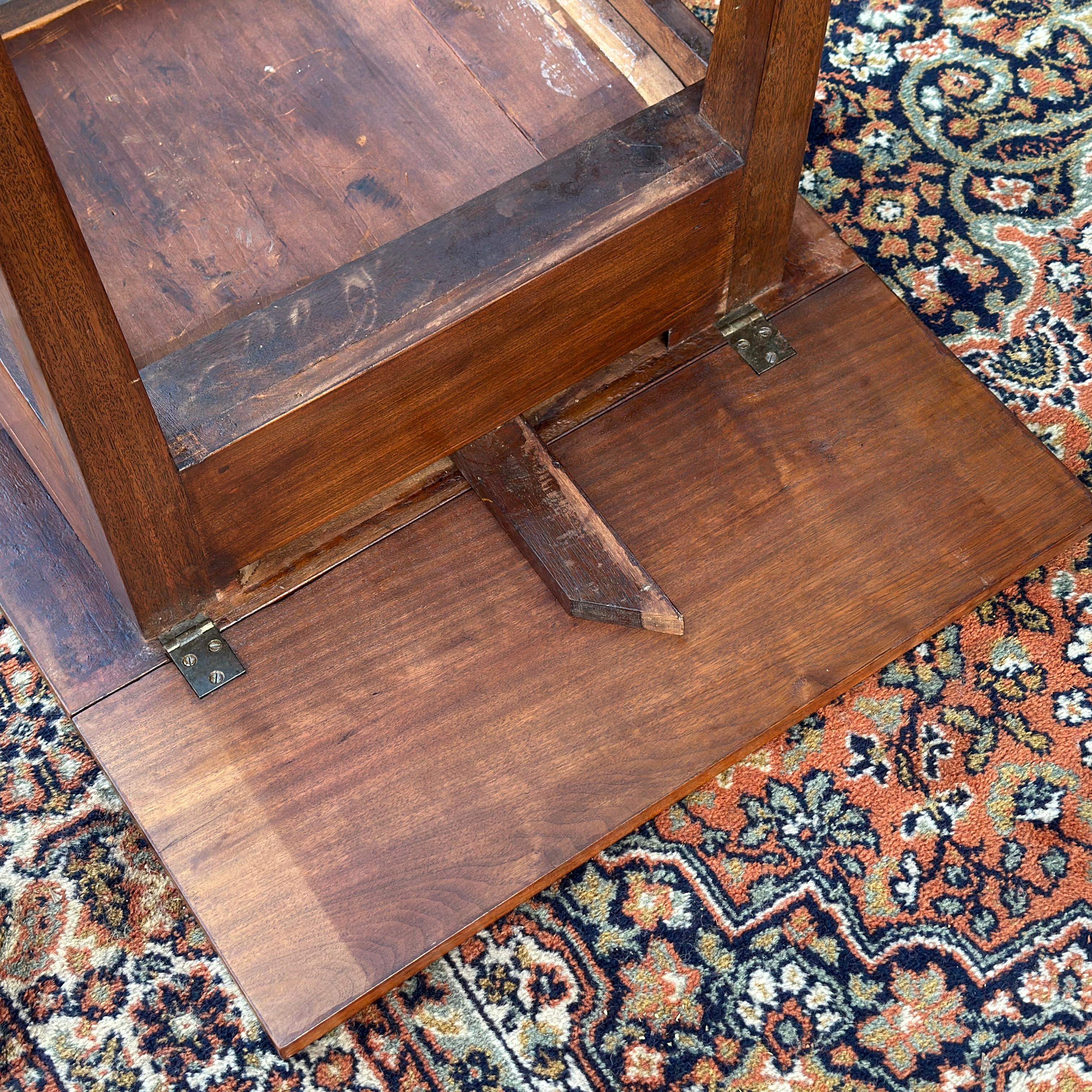 Ancienne table Pembroke en noyer massif avec tiroir et incrustation, style Hepplewhite, 1800 en vente 11