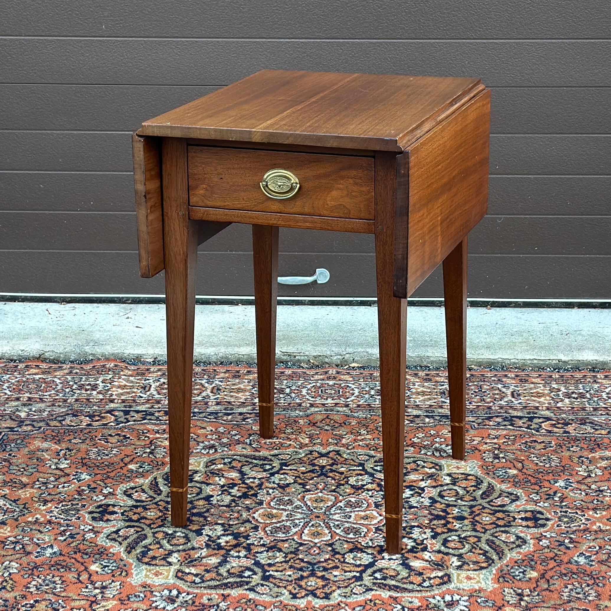 Ancienne table Pembroke en noyer massif de style Hepplewhite, datant des années 1800, comprenant un tiroir à queue d'aronde, une quincaillerie en forme d'aigle en laiton et des pieds fuselés carrés avec une incrustation autour des pieds.
36.75