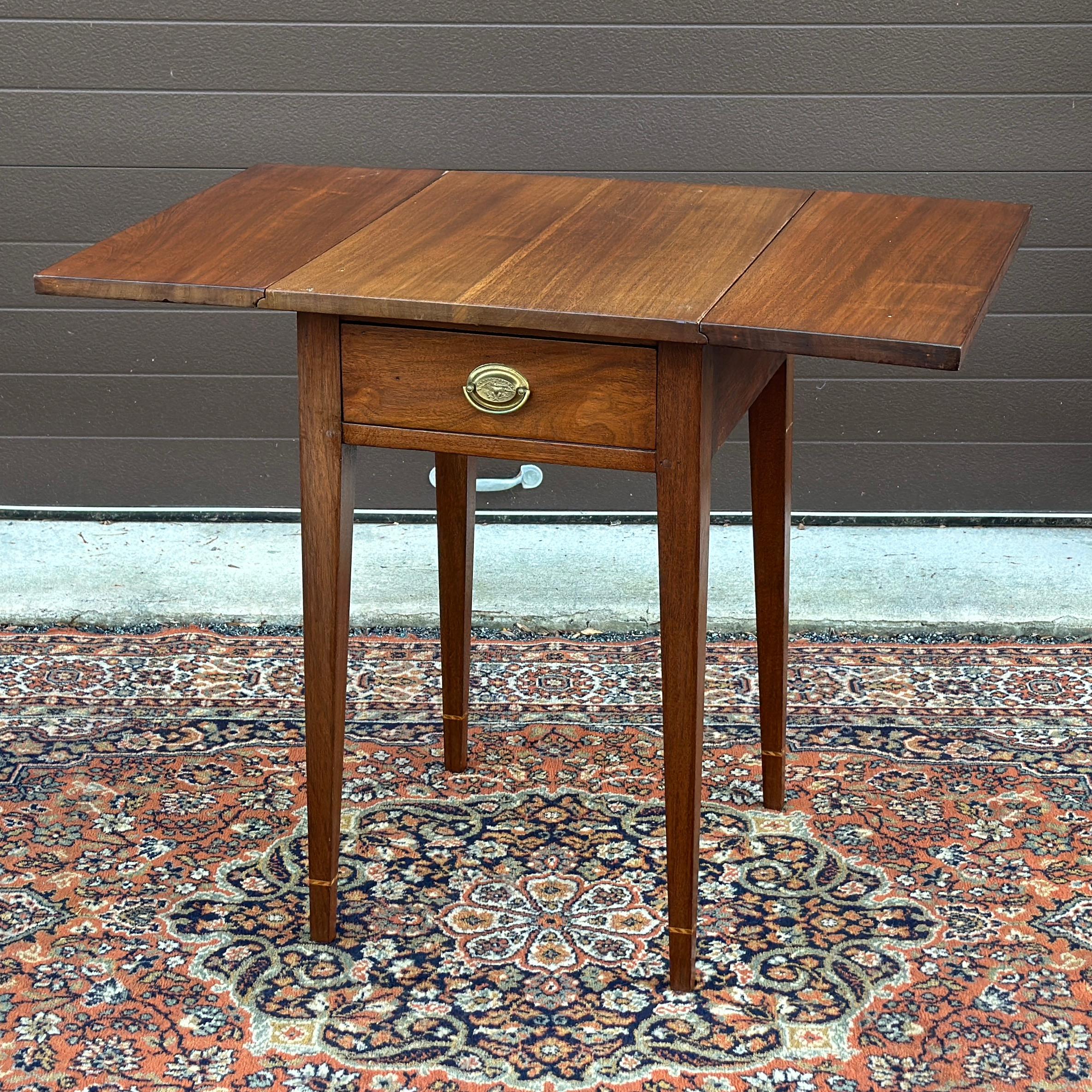 Américain Ancienne table Pembroke en noyer massif avec tiroir et incrustation, style Hepplewhite, 1800 en vente