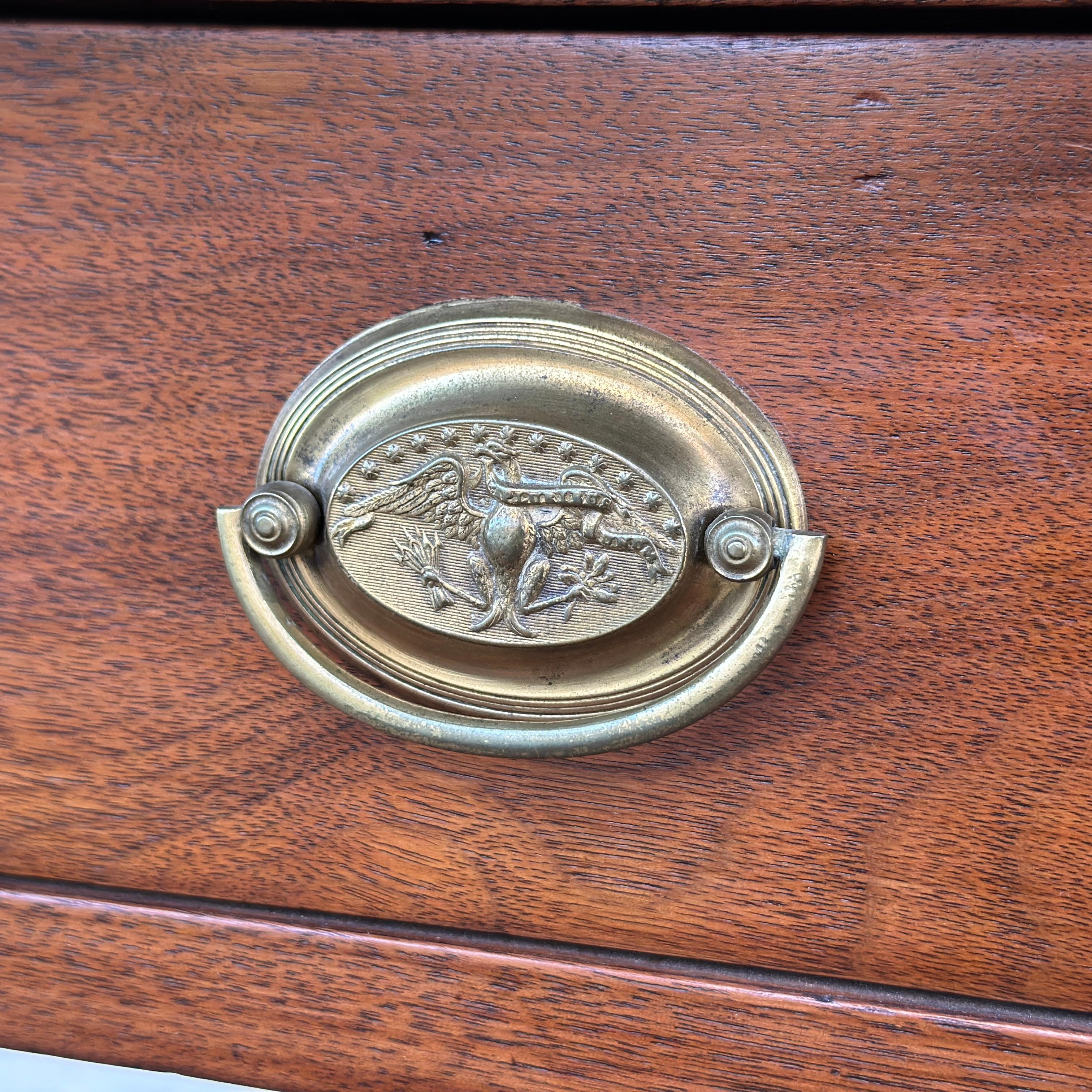 Fait main Ancienne table Pembroke en noyer massif avec tiroir et incrustation, style Hepplewhite, 1800 en vente