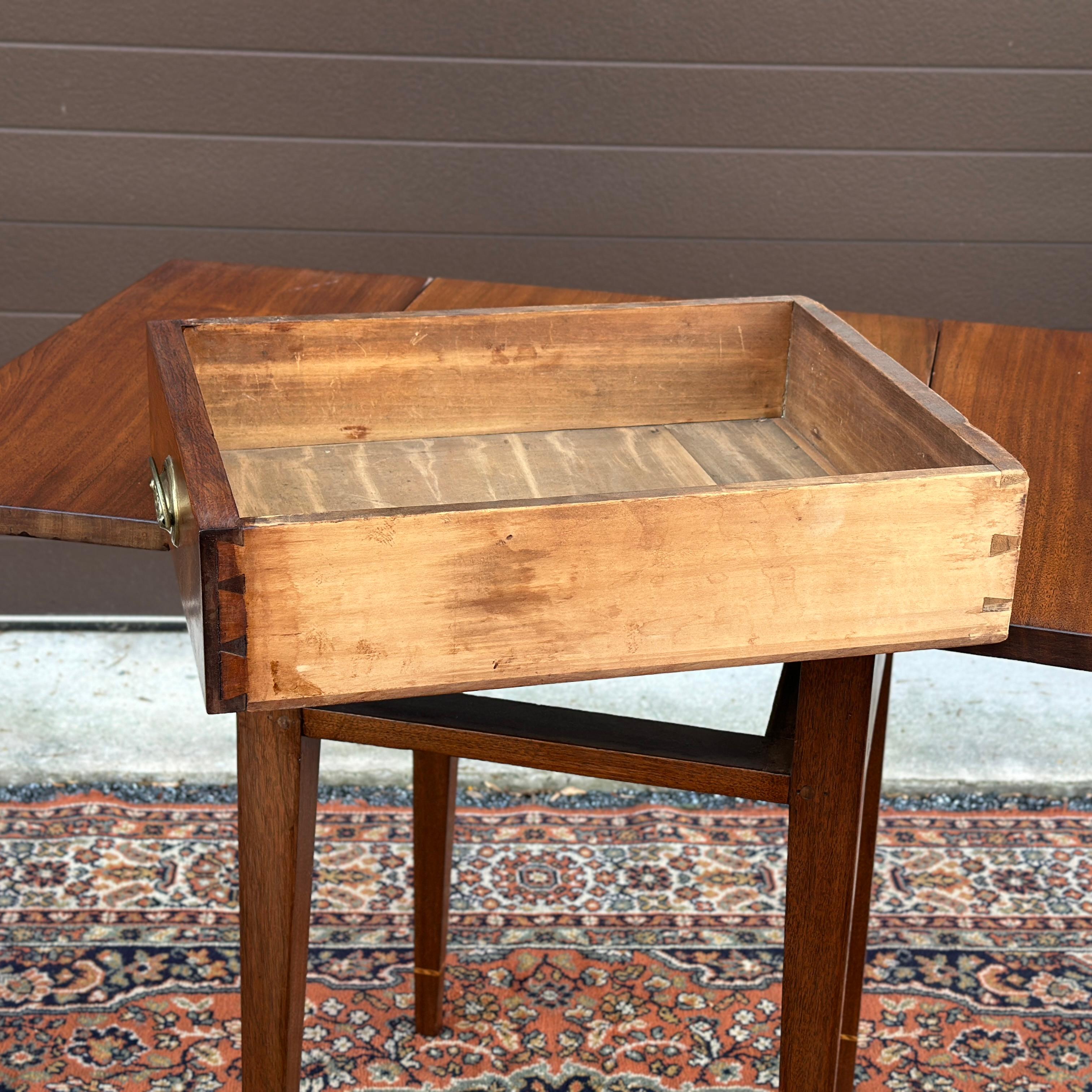 Ancienne table Pembroke en noyer massif avec tiroir et incrustation, style Hepplewhite, 1800 Bon état - En vente à West Chester, PA