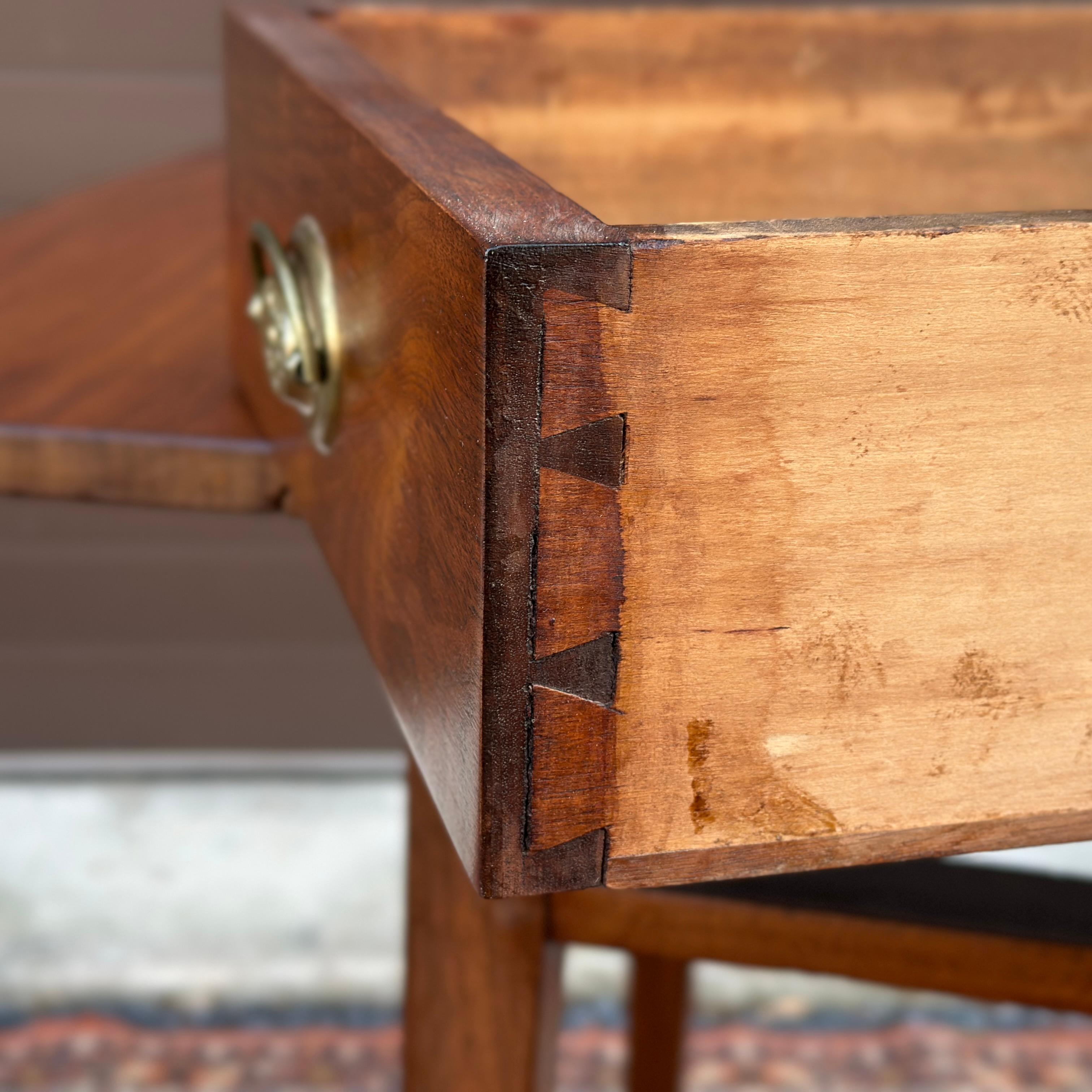 XIXe siècle Ancienne table Pembroke en noyer massif avec tiroir et incrustation, style Hepplewhite, 1800 en vente