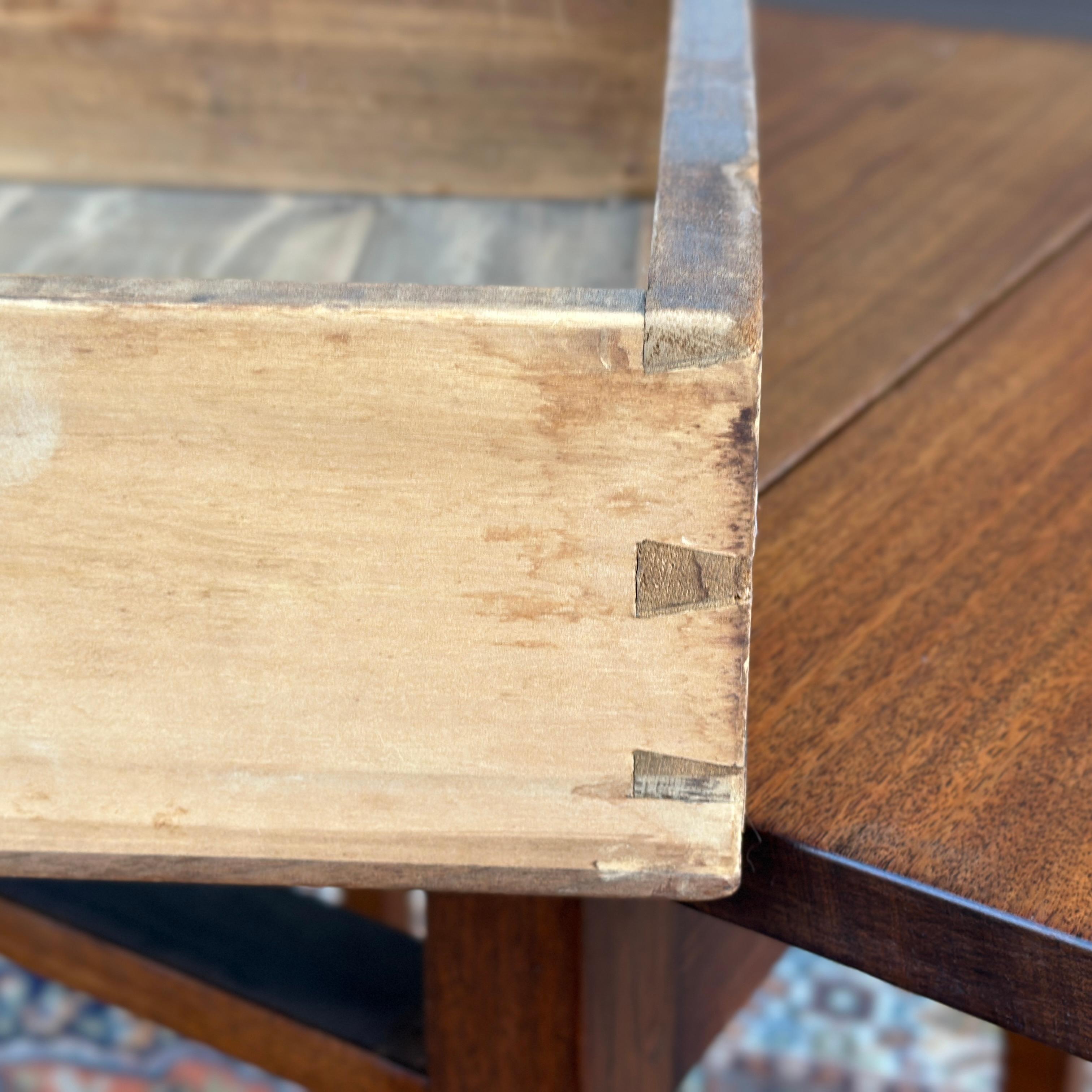 Laiton Ancienne table Pembroke en noyer massif avec tiroir et incrustation, style Hepplewhite, 1800 en vente