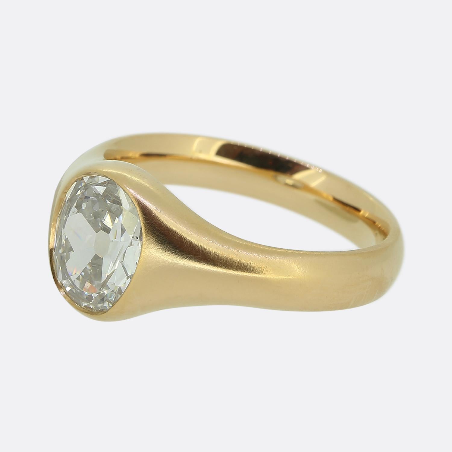 Hier haben wir einen auffälligen Diamant-Solitärring. Dieses einzigartige Stück zeichnet sich durch einen einzelnen, markanten ovalen Diamanten im Altschliff aus, der nahtlos in das Band eingefasst ist und so ein kühnes und elegantes Statement