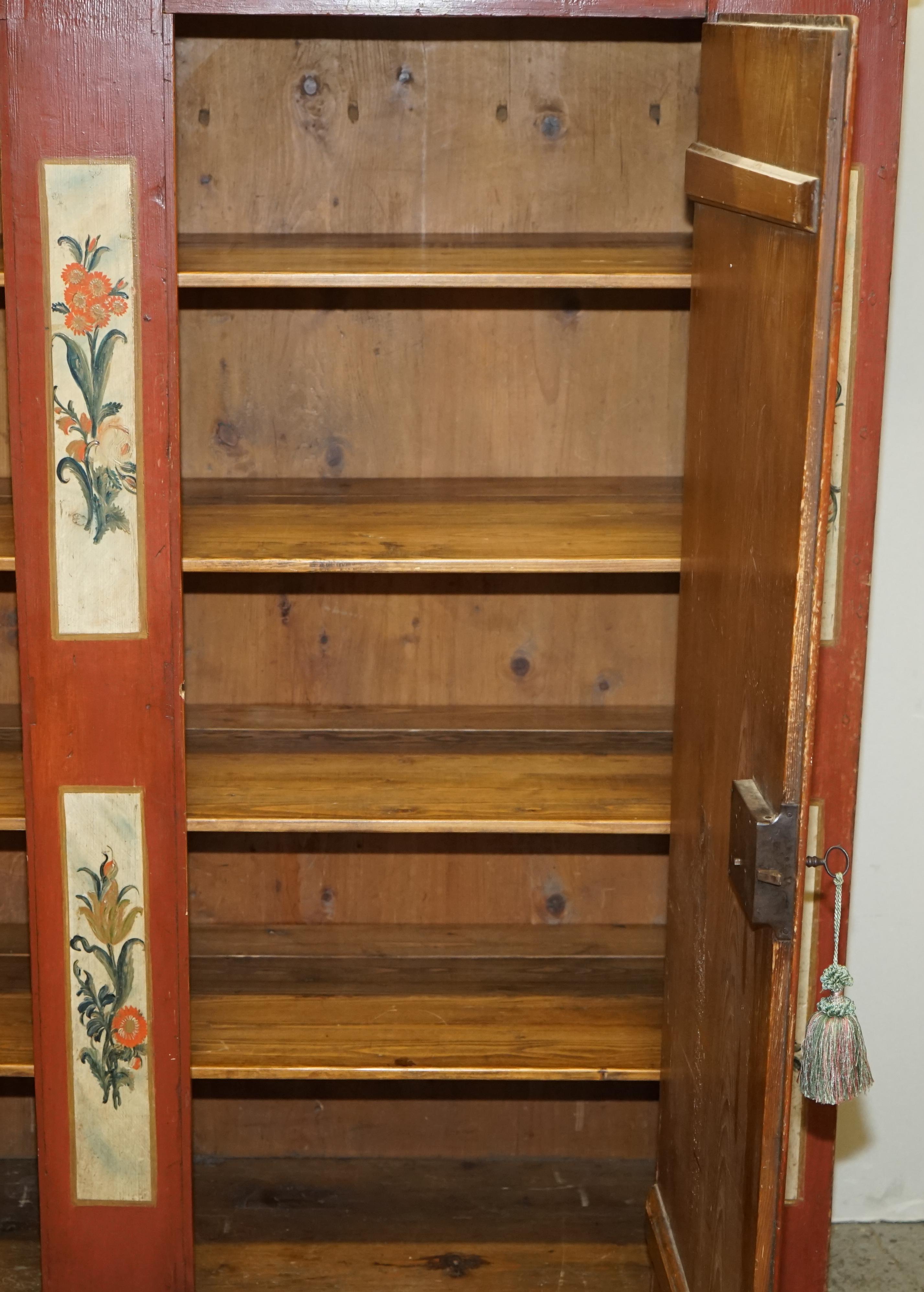 Armoire d'armoire autrichienne ancienne de 1812 en faux marbre peinte à la main 8