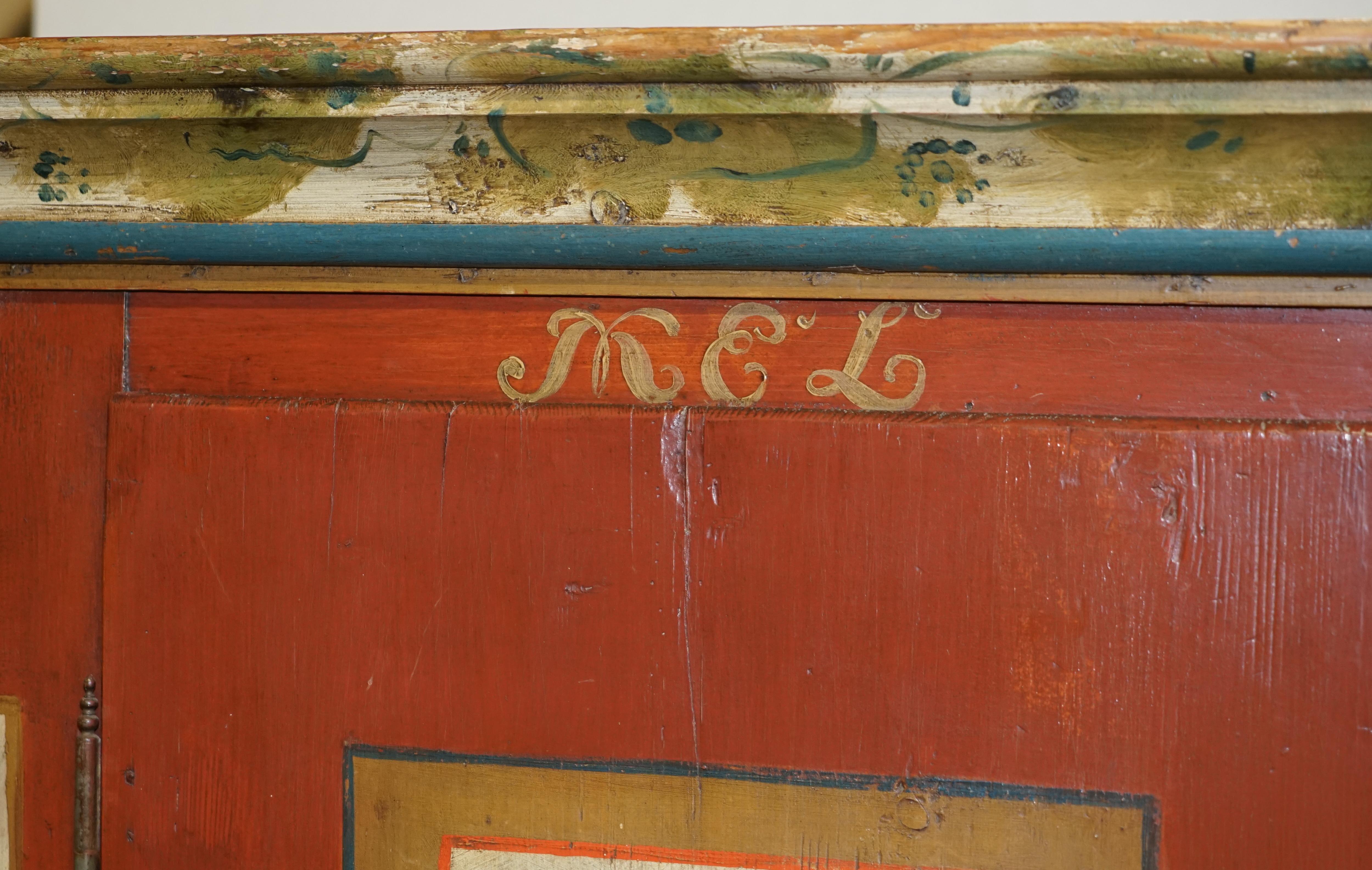 Autrichien Armoire d'armoire autrichienne ancienne de 1812 en faux marbre peinte à la main