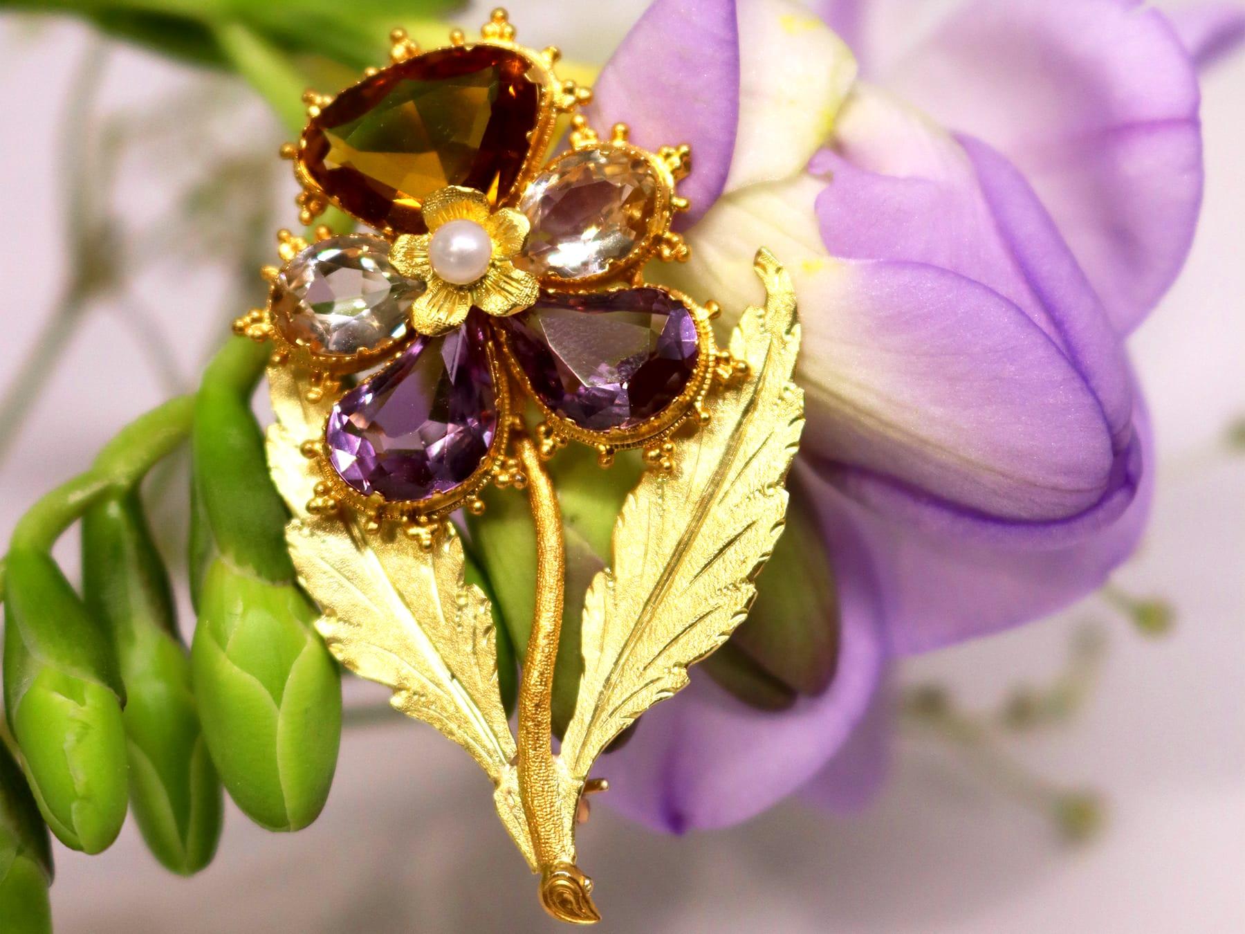 Antique 1820s Gemstone and Pearl Yellow Gold Pansy Brooch In Excellent Condition For Sale In Jesmond, Newcastle Upon Tyne