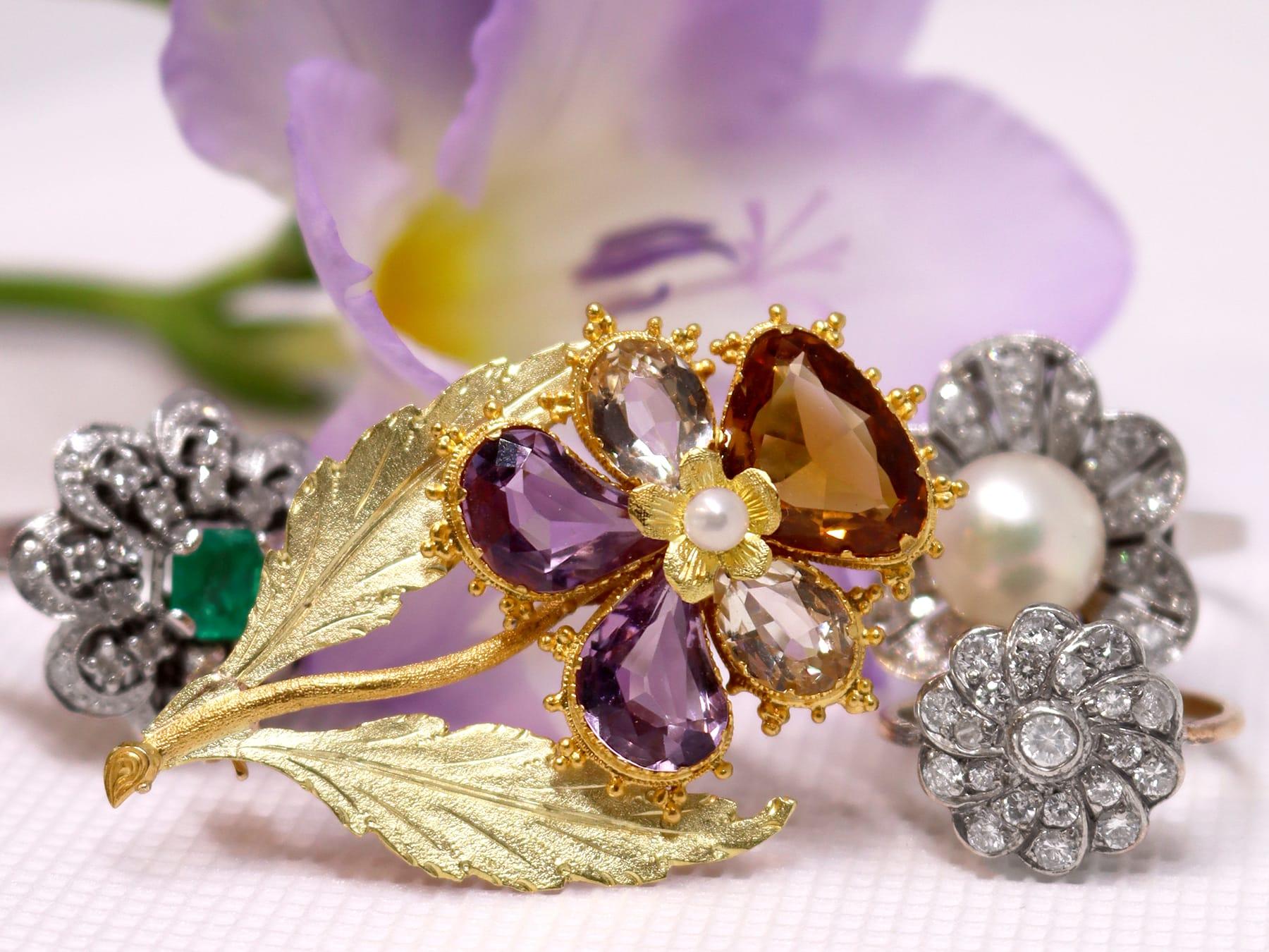 Women's or Men's Antique 1820s Gemstone and Pearl Yellow Gold Pansy Brooch For Sale