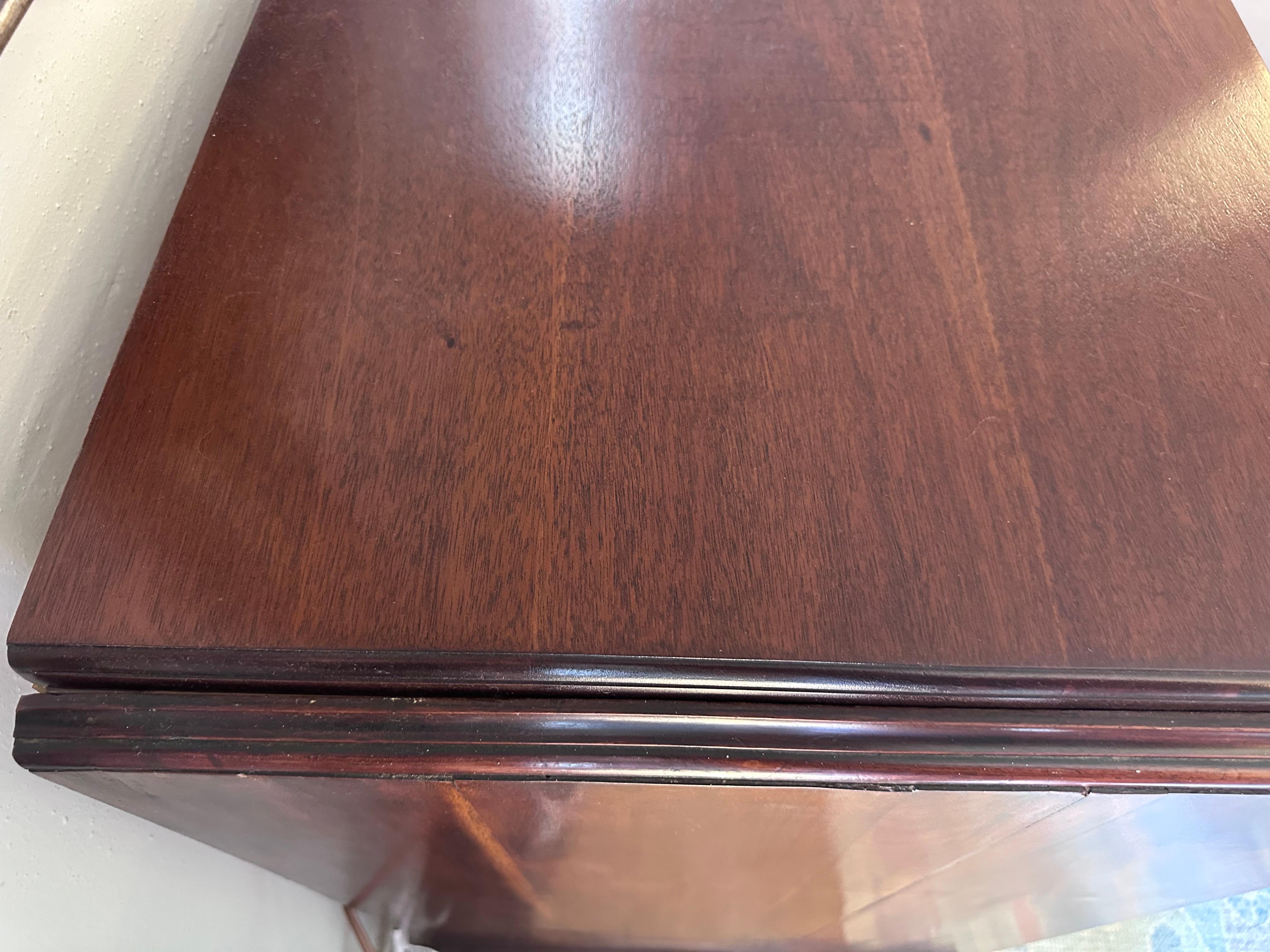 Arcón antiguo de caoba de estilo georgiano de 1820 en venta 2
