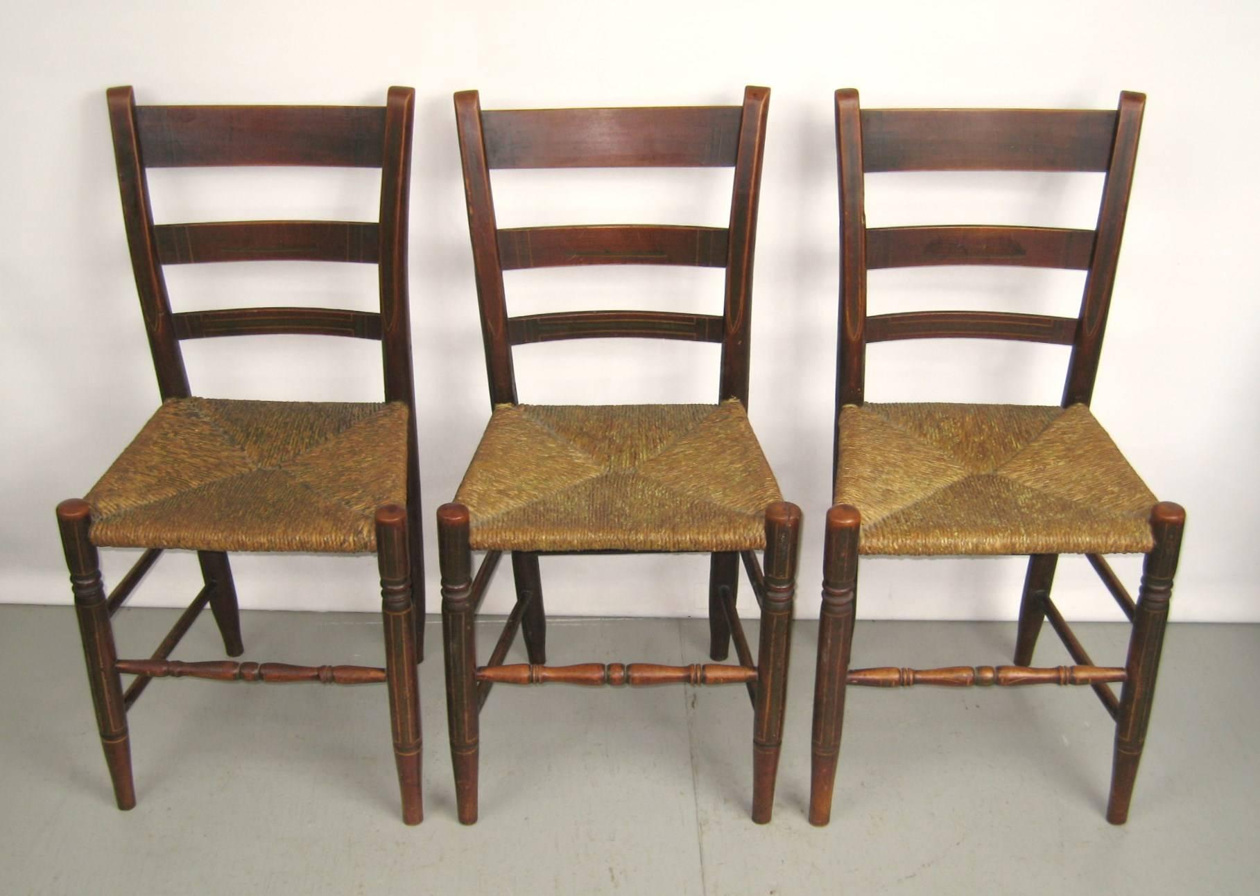 Superbe ensemble de six chaises en jonc décorées à la peinture... De véritables pièces primitives antiques provenant de ma propriété historique de 1769 dans la vallée de l'Hudson, dans l'État de New York. Ces pièces ont été soigneusement
