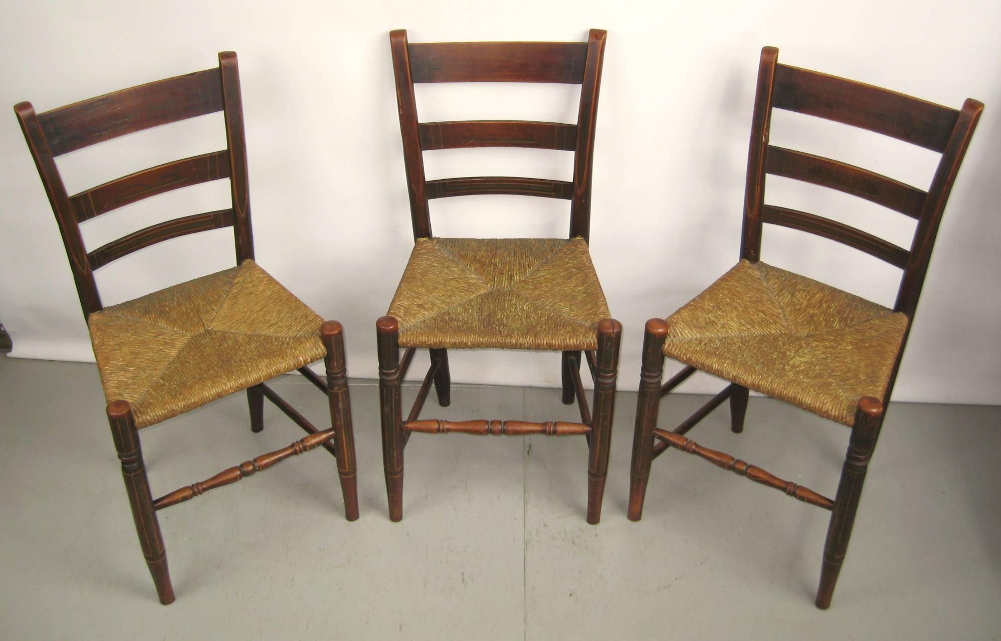 Primitif Ensemble ancien de six chaises à dossier en échelle Rush Seat des années 1820, décorées de peintures  en vente