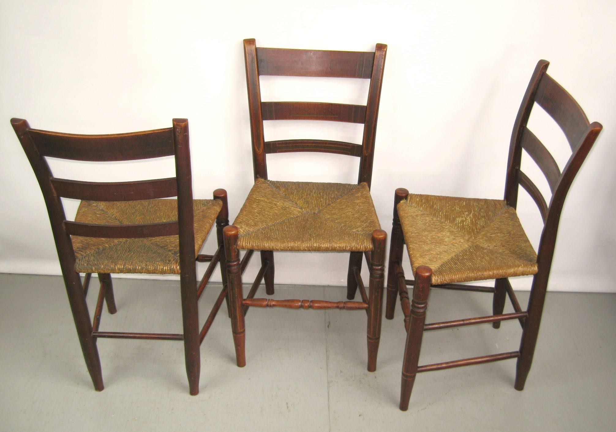 Américain Ensemble ancien de six chaises à dossier en échelle Rush Seat des années 1820, décorées de peintures  en vente