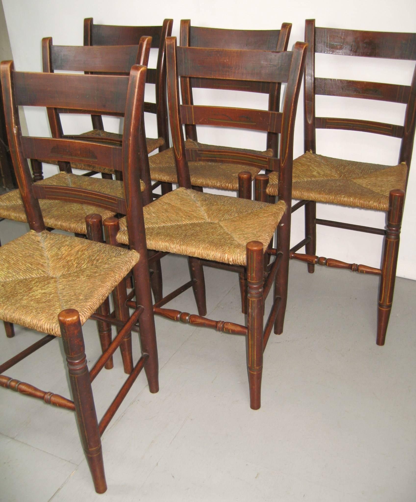 Fait main Ensemble ancien de six chaises à dossier en échelle Rush Seat des années 1820, décorées de peintures  en vente