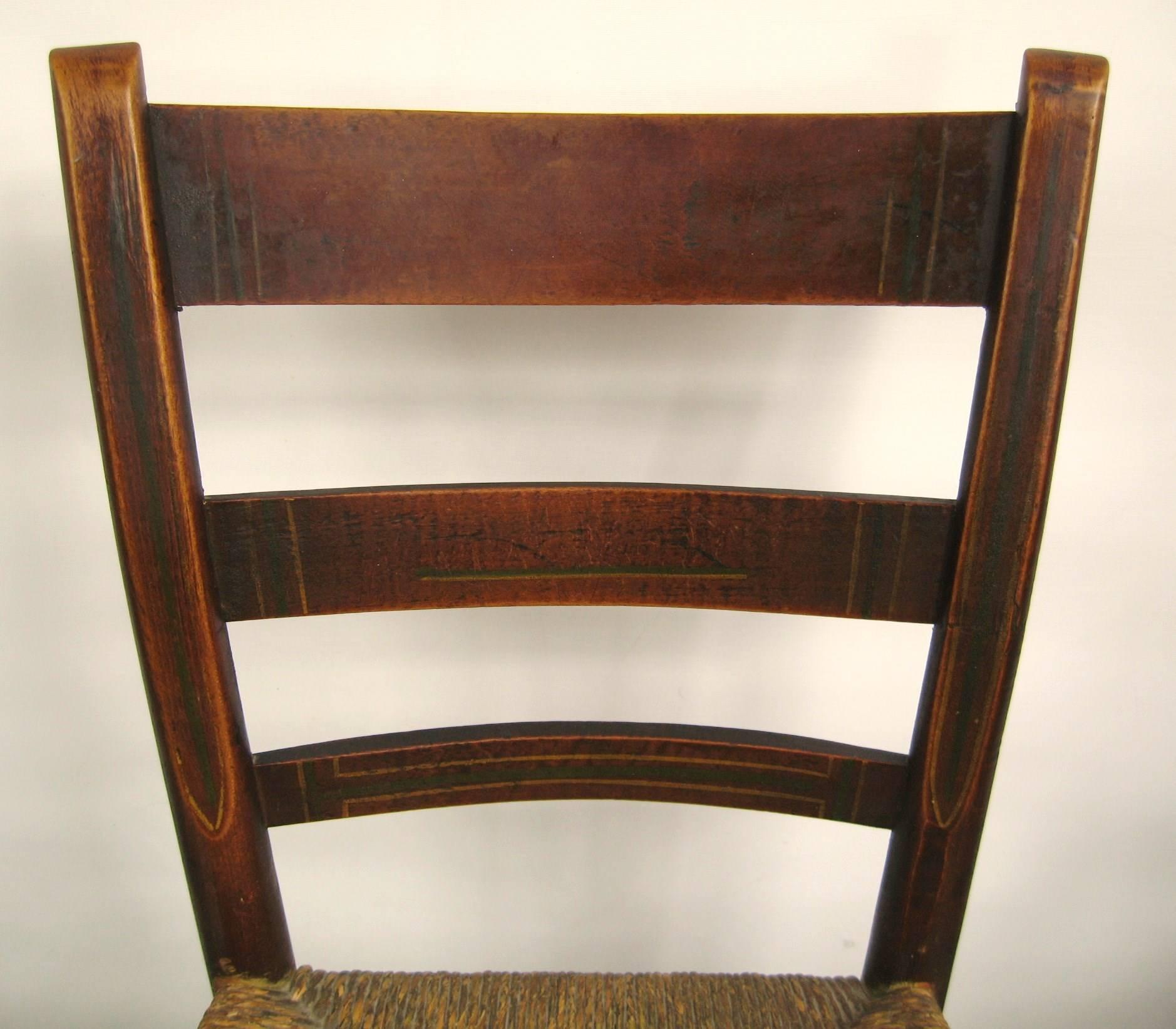 Début du XIXe siècle Ensemble ancien de six chaises à dossier en échelle Rush Seat des années 1820, décorées de peintures  en vente